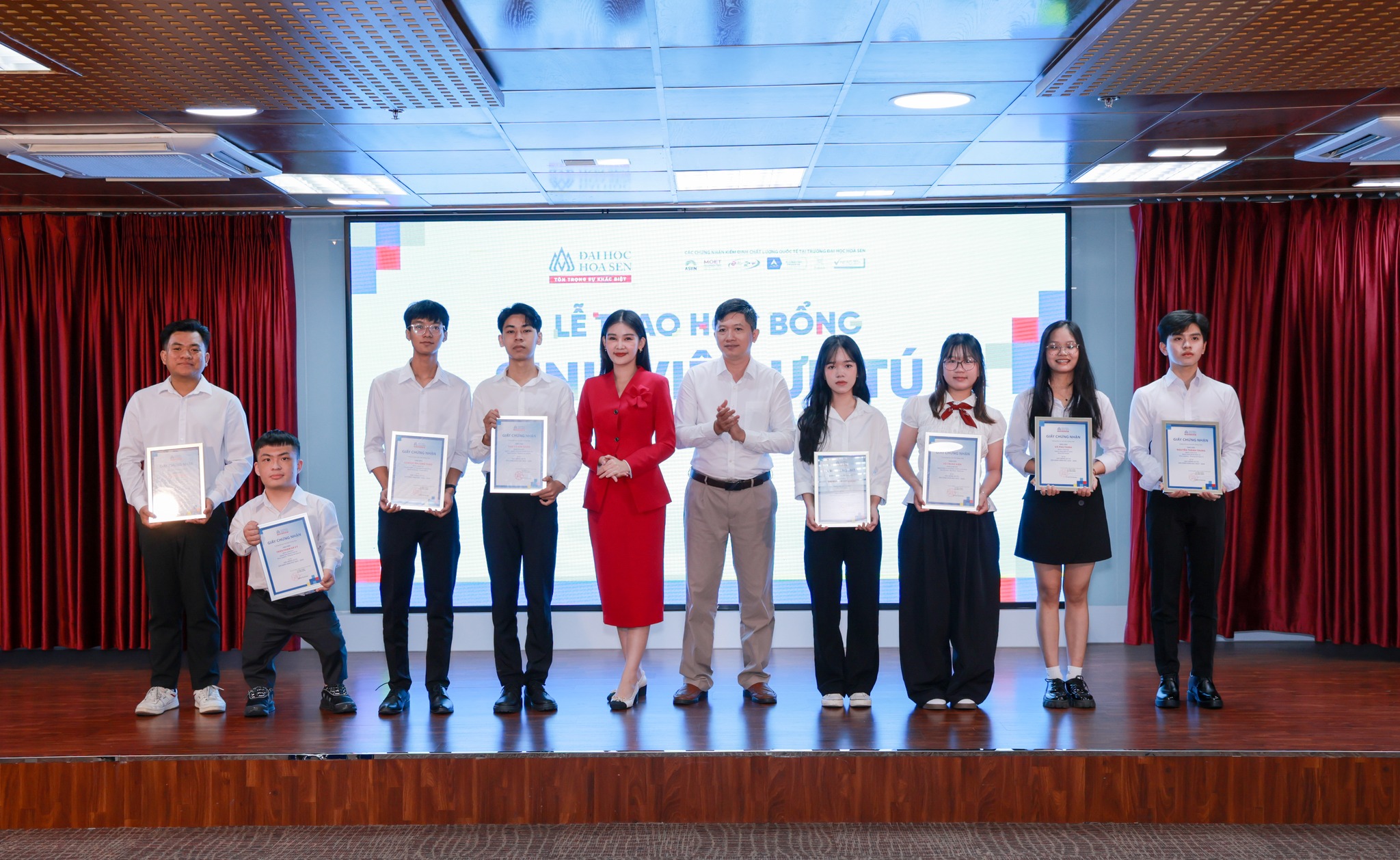 Lễ vinh danh 52 sinh viên nhận Học bổng Ưu tú: Lan tỏa ngọn lửa tri thức tại HSU