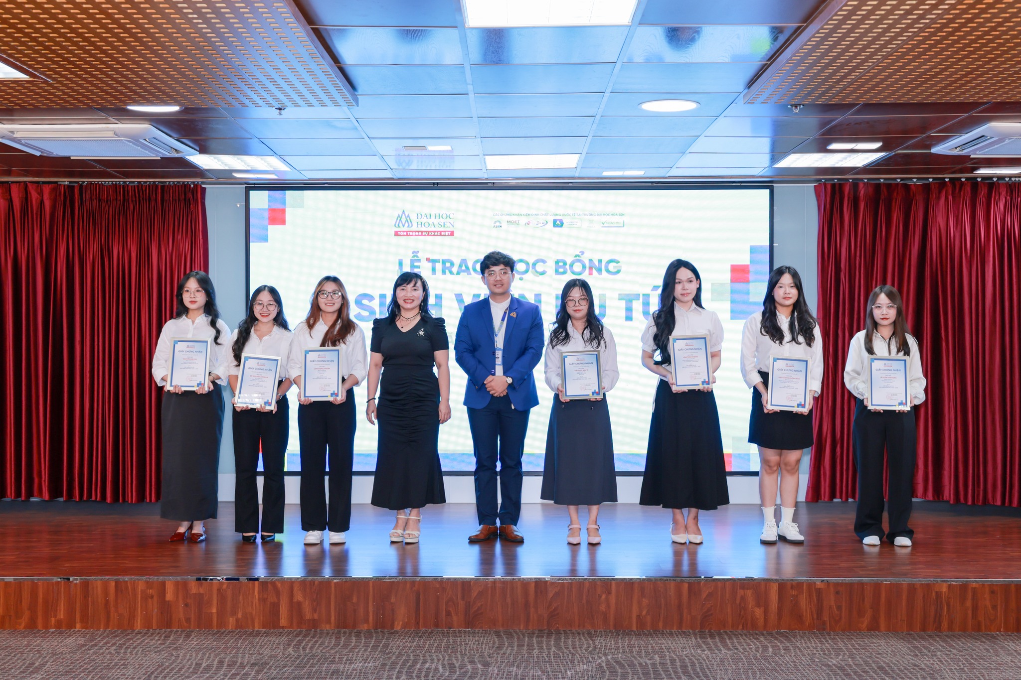 Lễ vinh danh 52 sinh viên nhận Học bổng Ưu tú: Lan tỏa ngọn lửa tri thức tại HSU