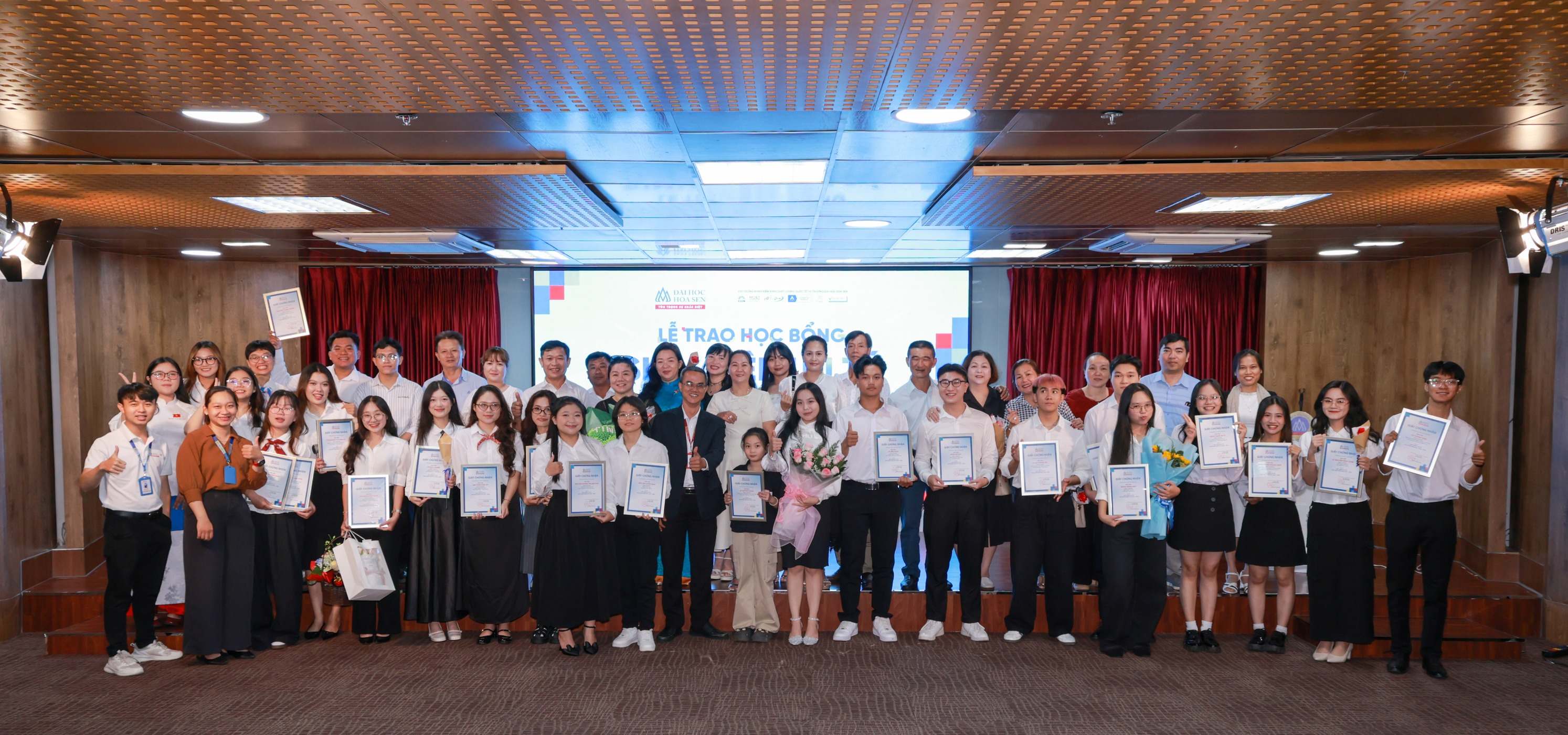 Lễ vinh danh 52 sinh viên nhận Học bổng Ưu tú: Lan tỏa ngọn lửa tri thức tại HSU