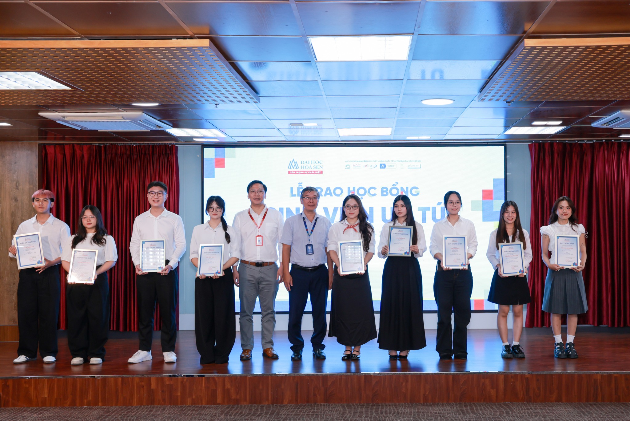 Lễ vinh danh 52 sinh viên nhận Học bổng Ưu tú: Lan tỏa ngọn lửa tri thức tại HSU