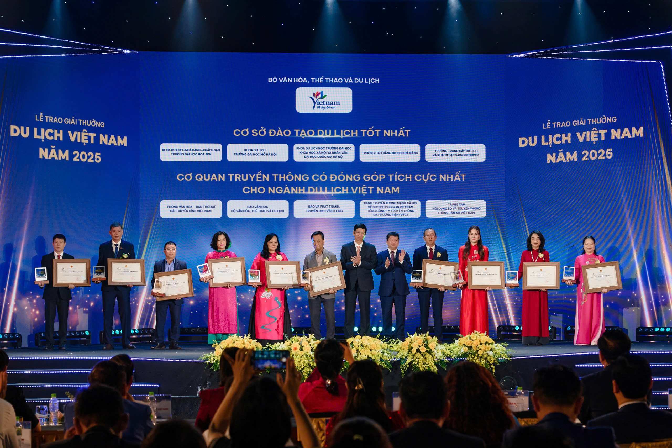 Chọn Quản trị khách sạn hay Quản trị dịch vụ du lịch & lữ hành: đâu là lối đi phù hợp?