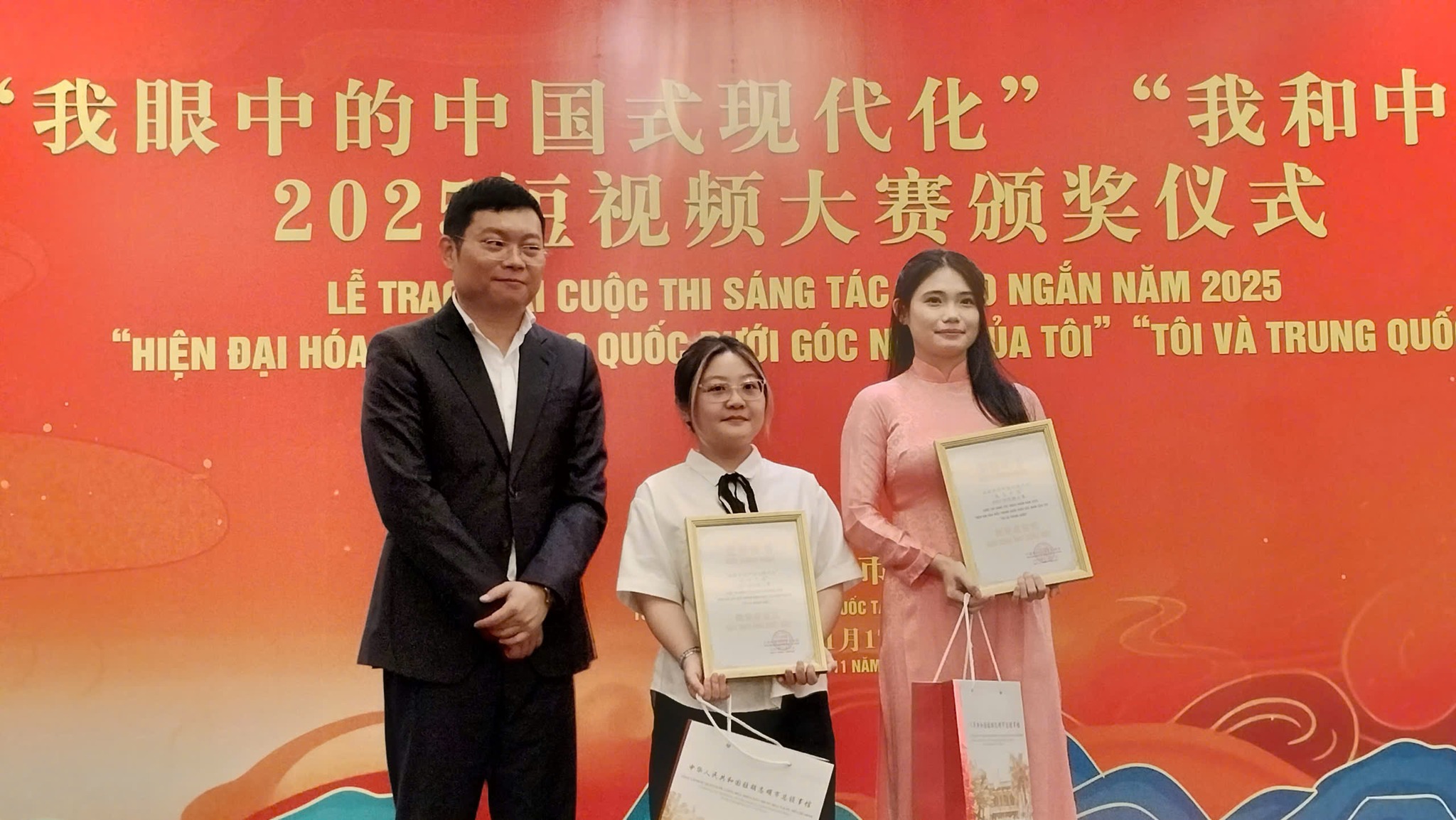 Tuyết Linh – sinh viên HSU đoạt Giải Hình ảnh xuất sắc