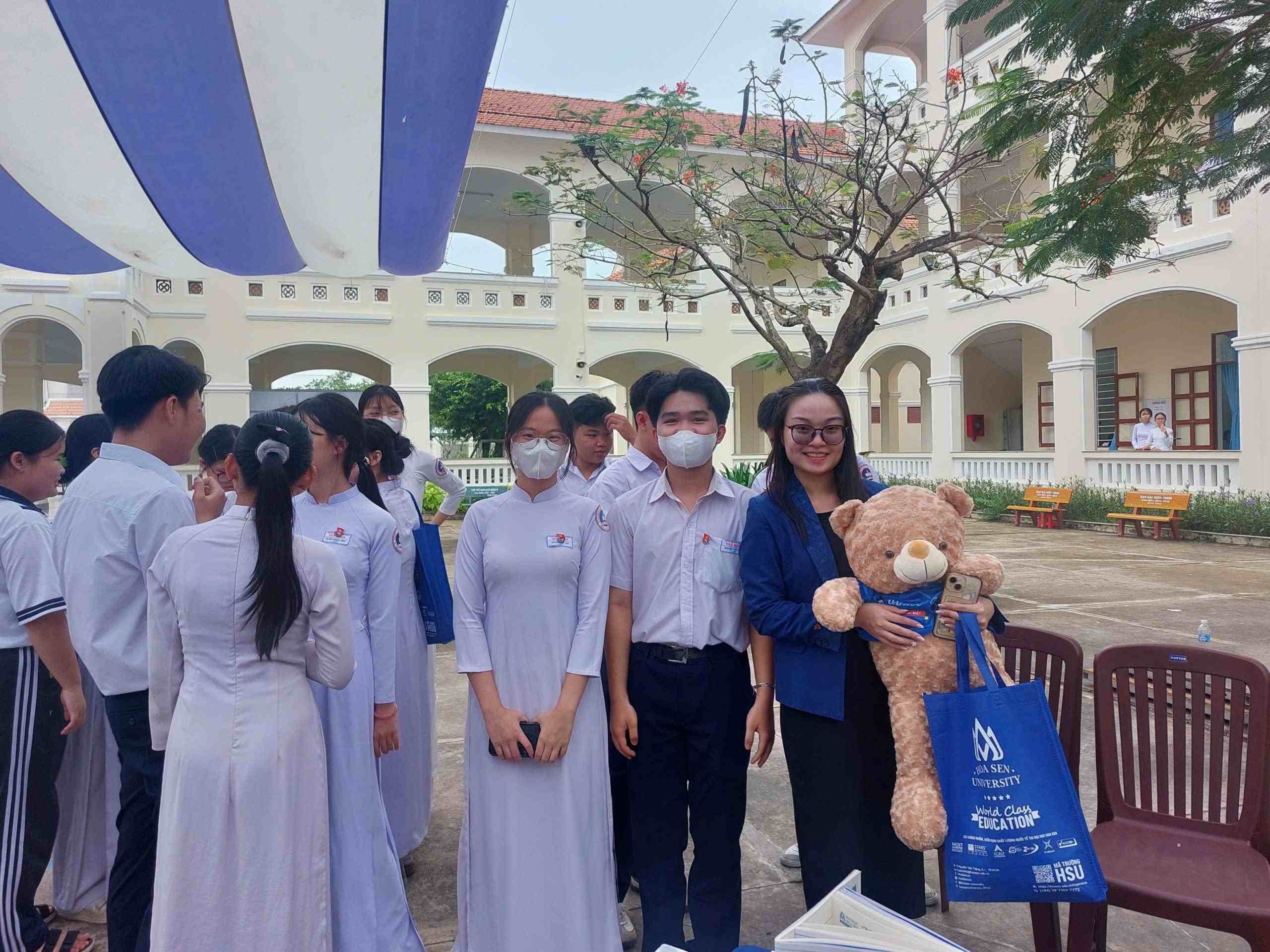 Khi Đại học Hoa Sen “gõ cửa” sân trường Long An đến với 2k8