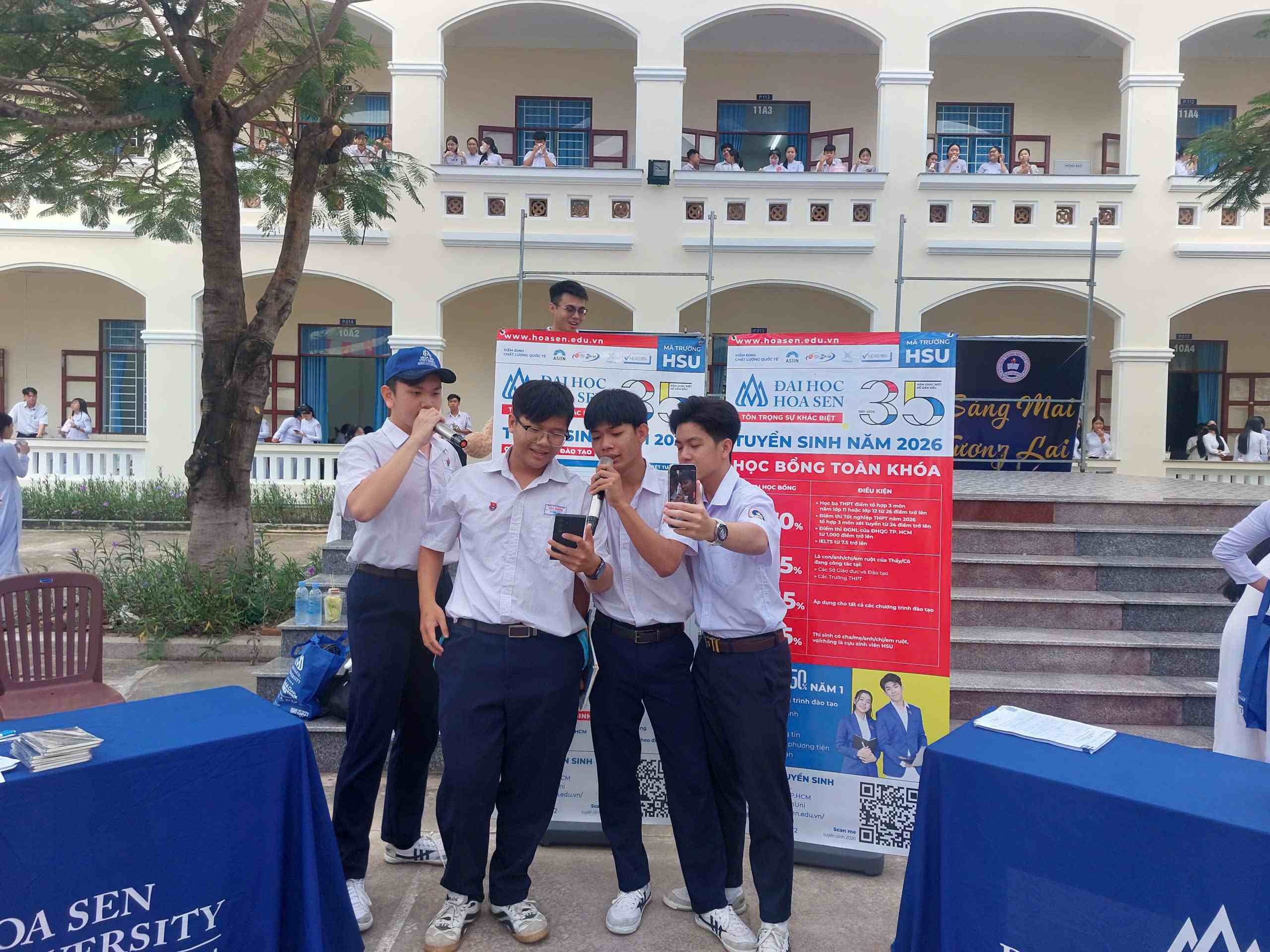 Khi Đại học Hoa Sen “gõ cửa” sân trường Long An đến với 2k8