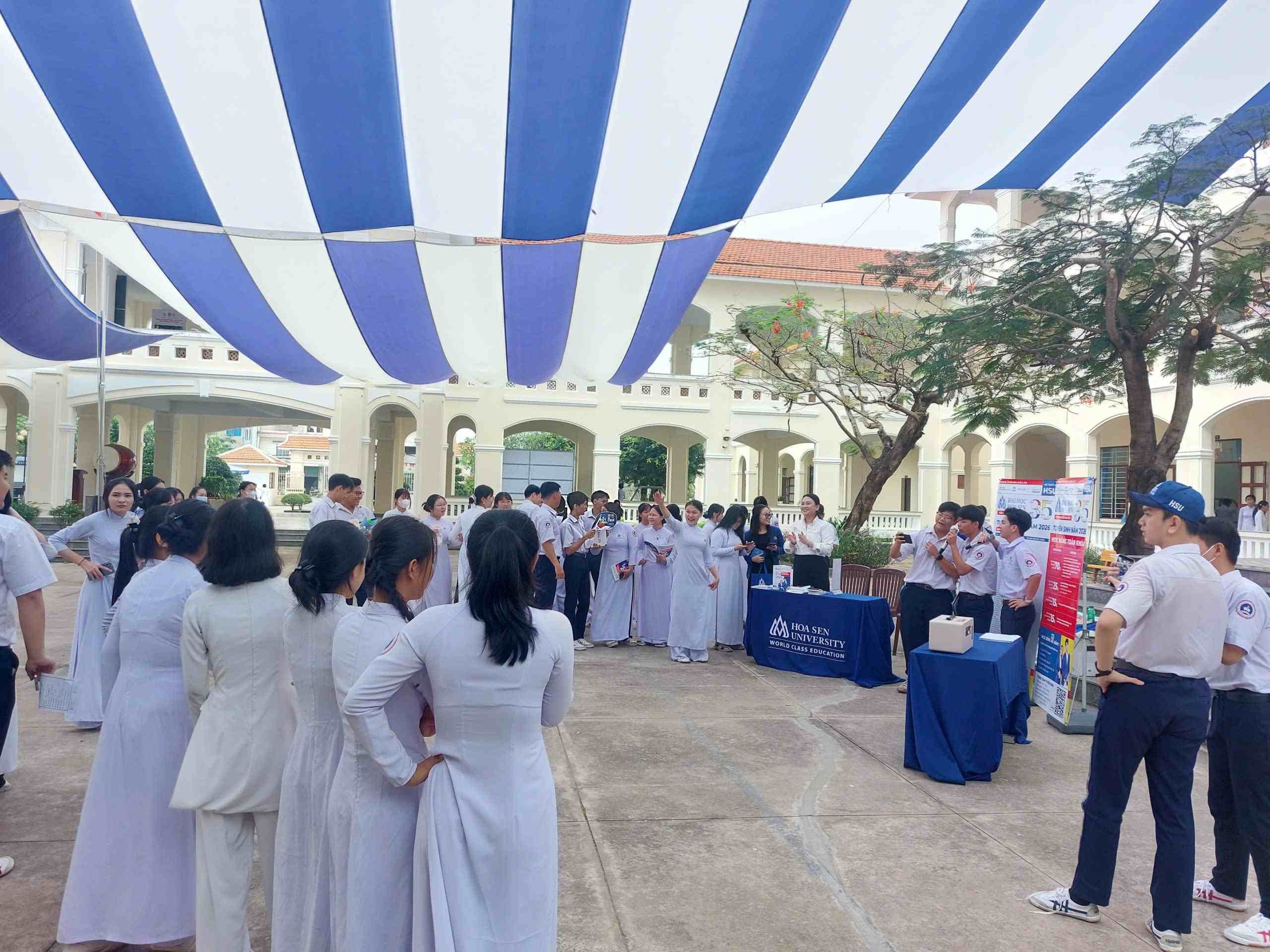 Khi Đại học Hoa Sen “gõ cửa” sân trường Long An đến với 2k8