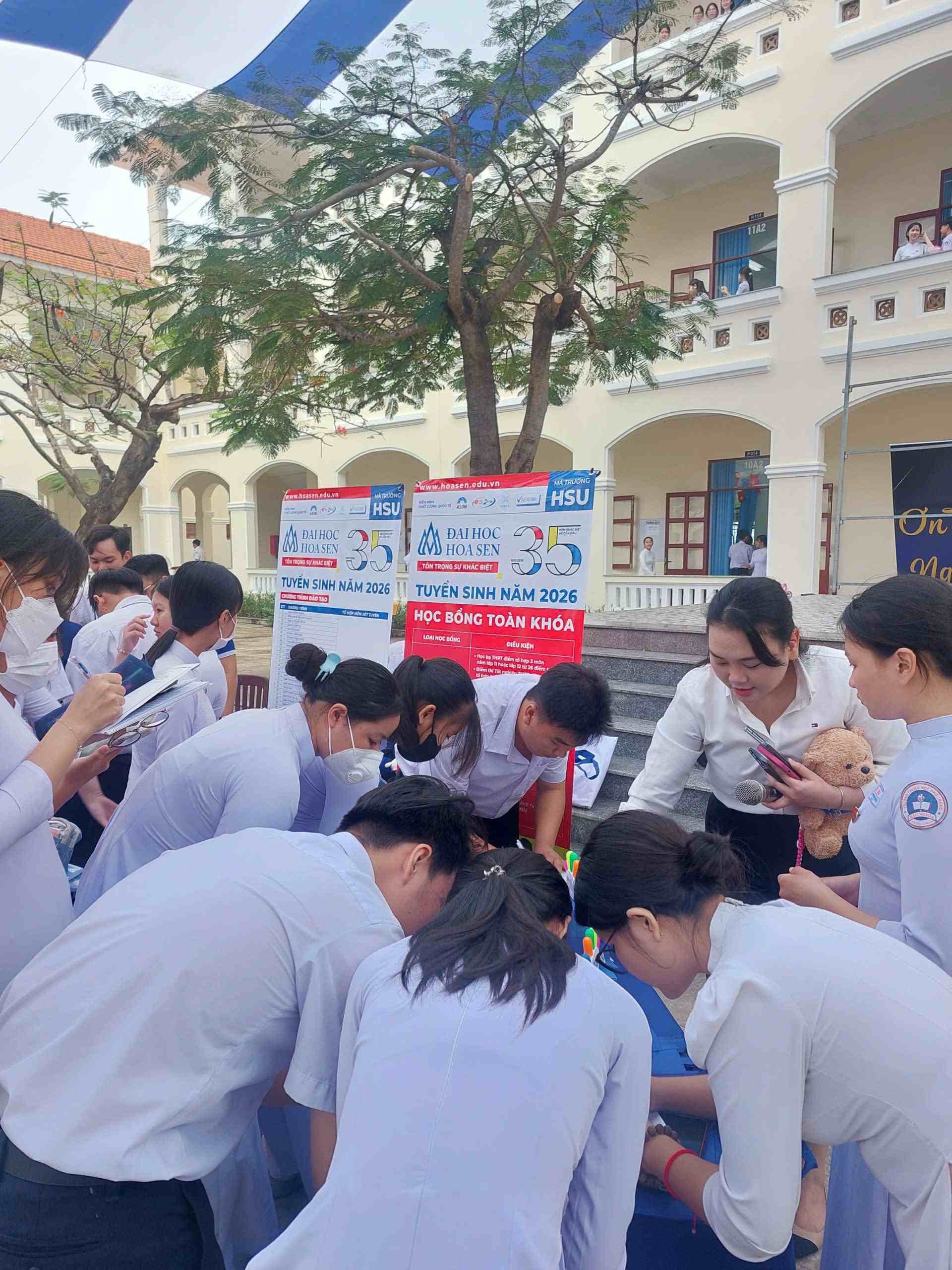 Khi Đại học Hoa Sen “gõ cửa” sân trường Long An đến với 2k8