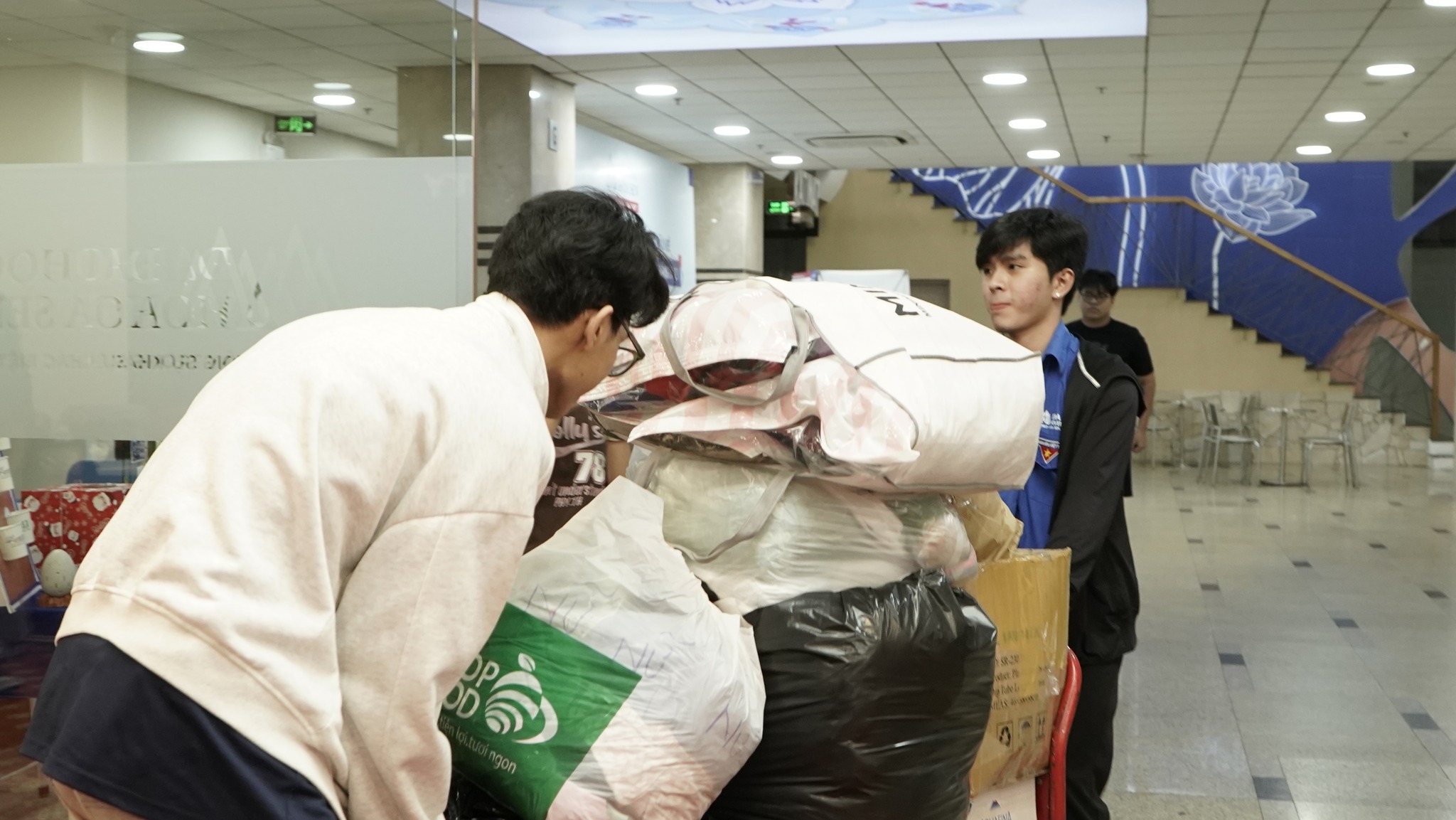 HSU chung tay hướng về Miền Trung nhu yếu phẩm được quyên góp chỉ trong 4 ngày