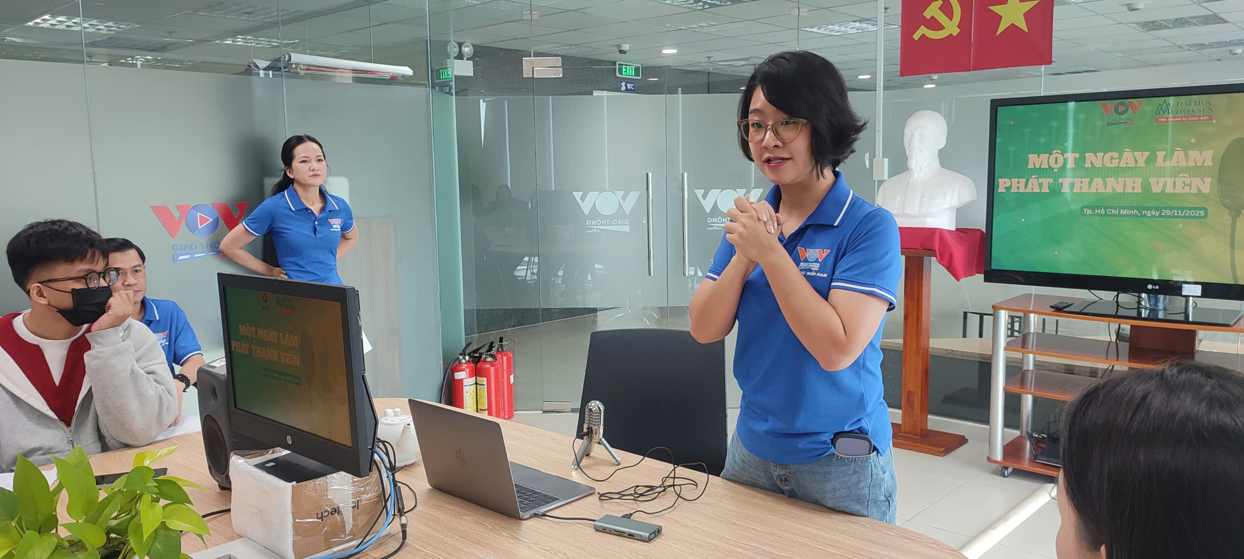 Quản trị công nghệ truyền thông HSU khám phá hậu trường VOV