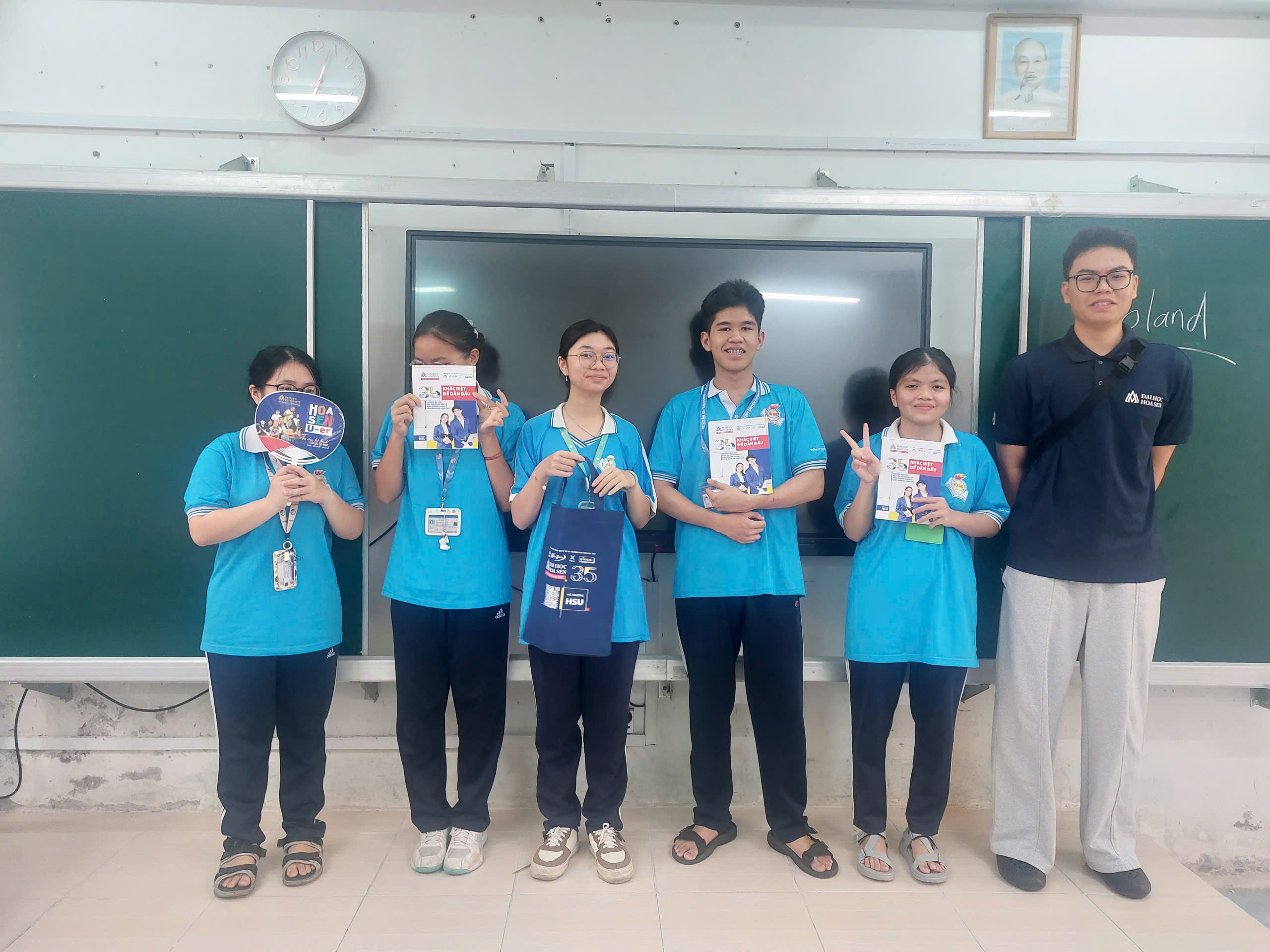 Sinh viên Hoa Sen đồng hành cùng học sinh An Giang trên hành trình chinh phục học bổng