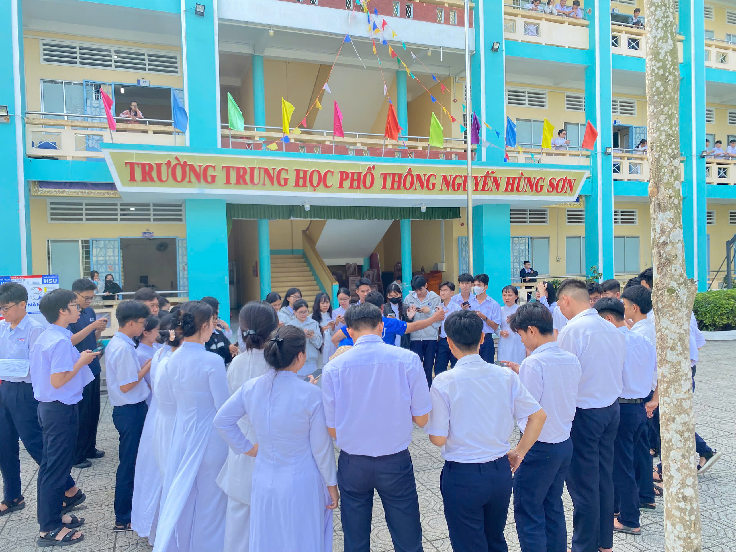 Sinh viên Hoa Sen đồng hành cùng học sinh An Giang trên hành trình chinh phục học bổng