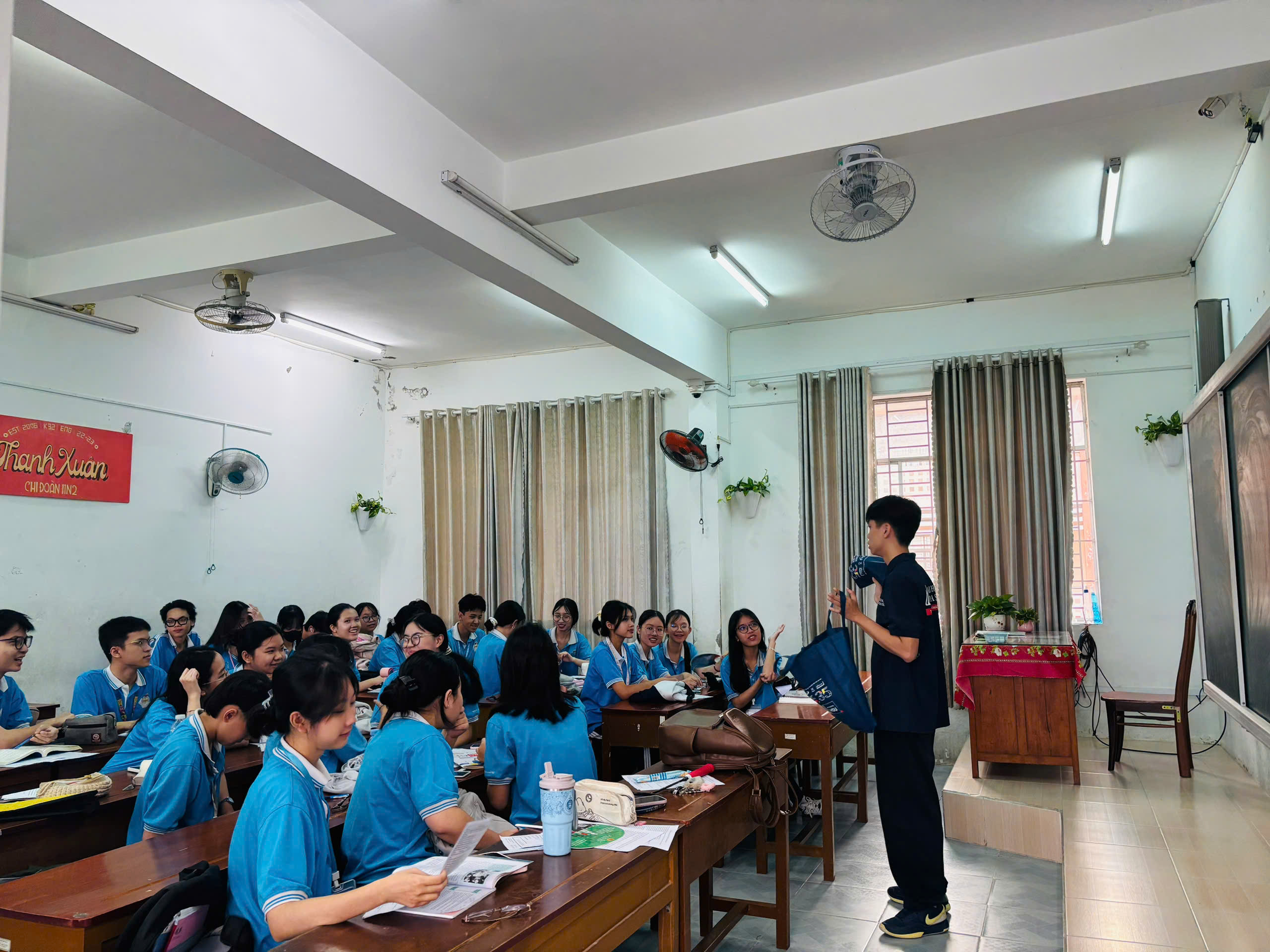Sinh viên Hoa Sen đồng hành cùng học sinh An Giang trên hành trình chinh phục học bổng