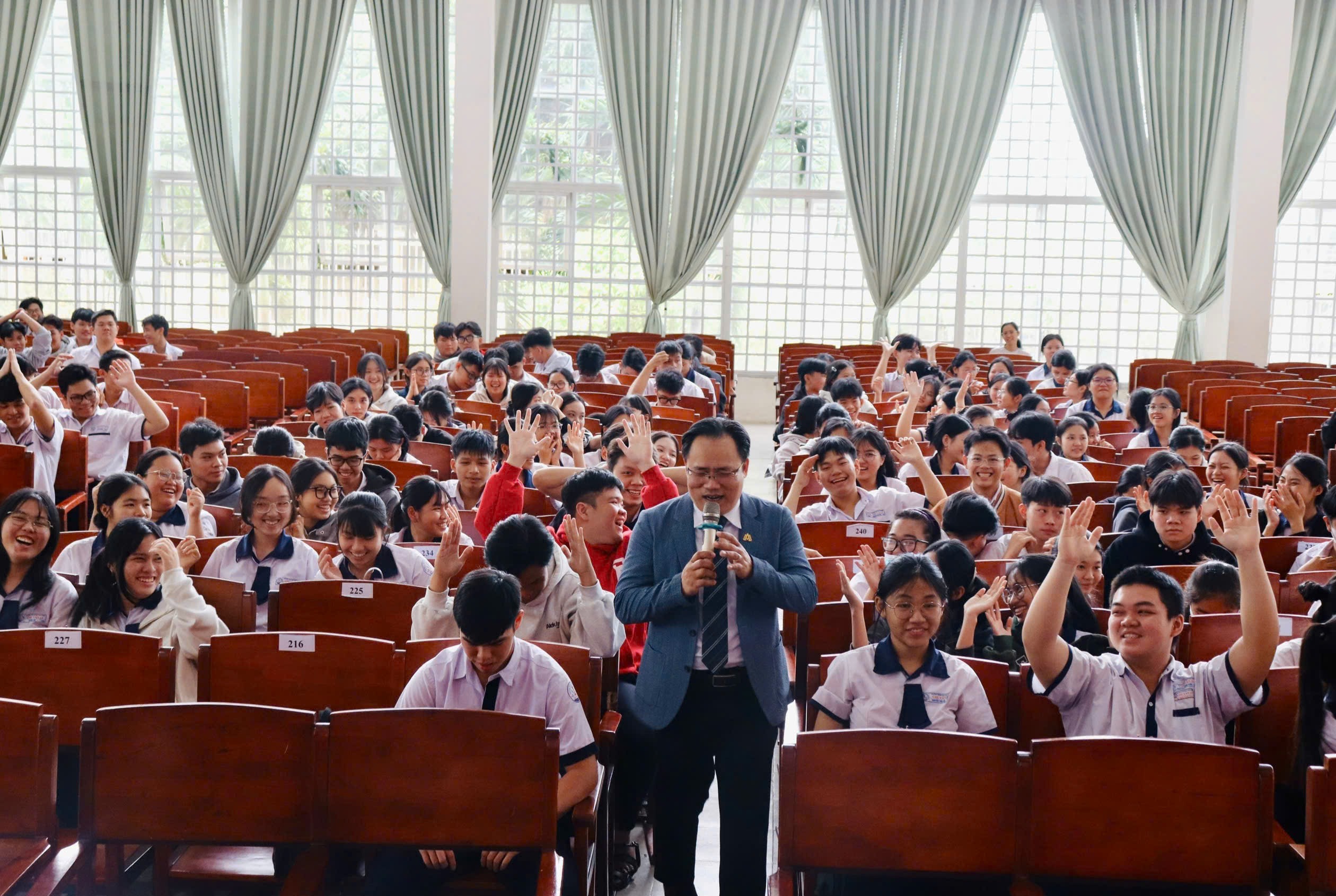 Hơn 500 học sinh THPT Chu Văn An tham gia hướng nghiệp cùng HSU