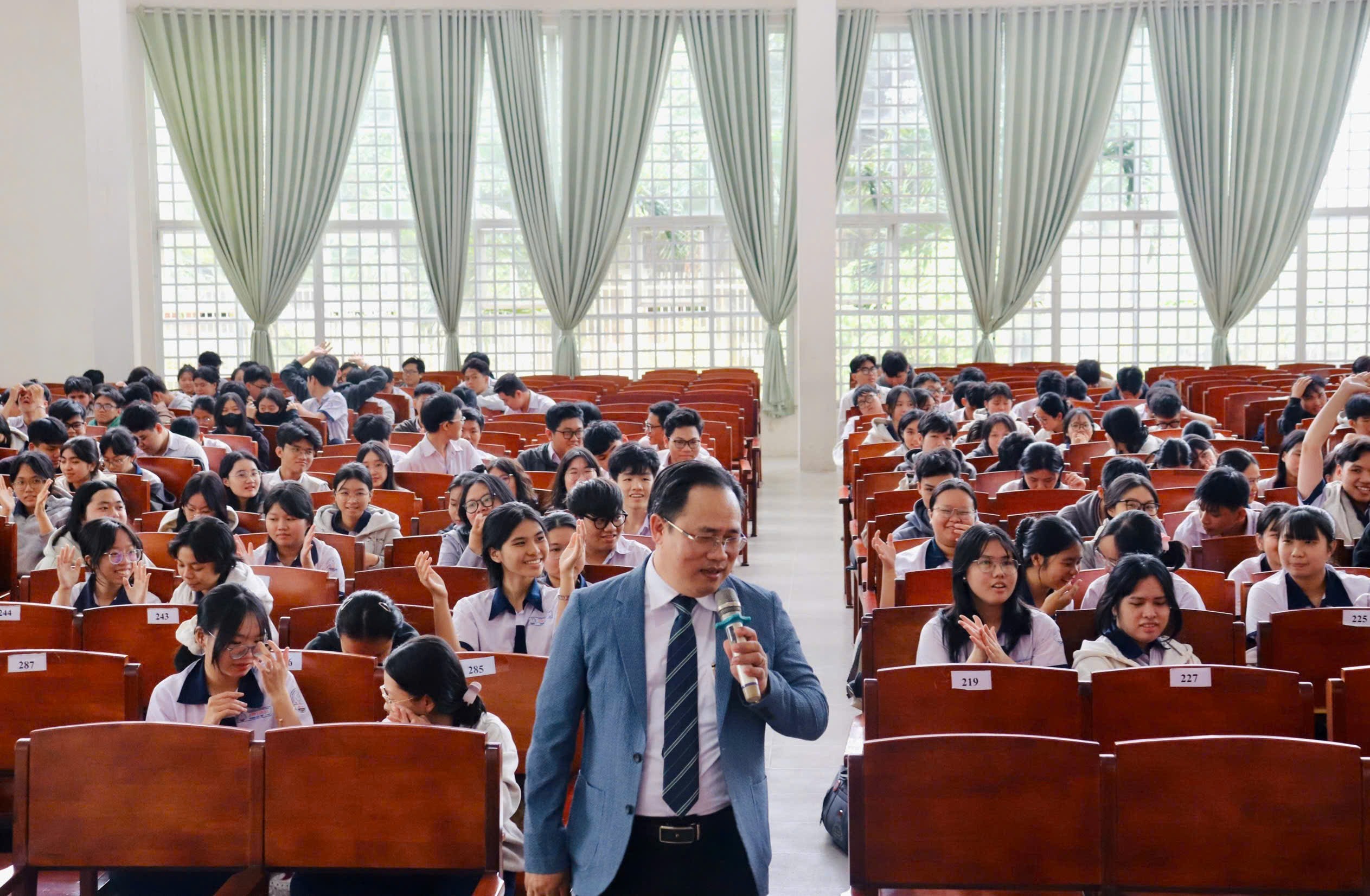 Hơn 500 học sinh THPT Chu Văn An tham gia hướng nghiệp cùng HSU