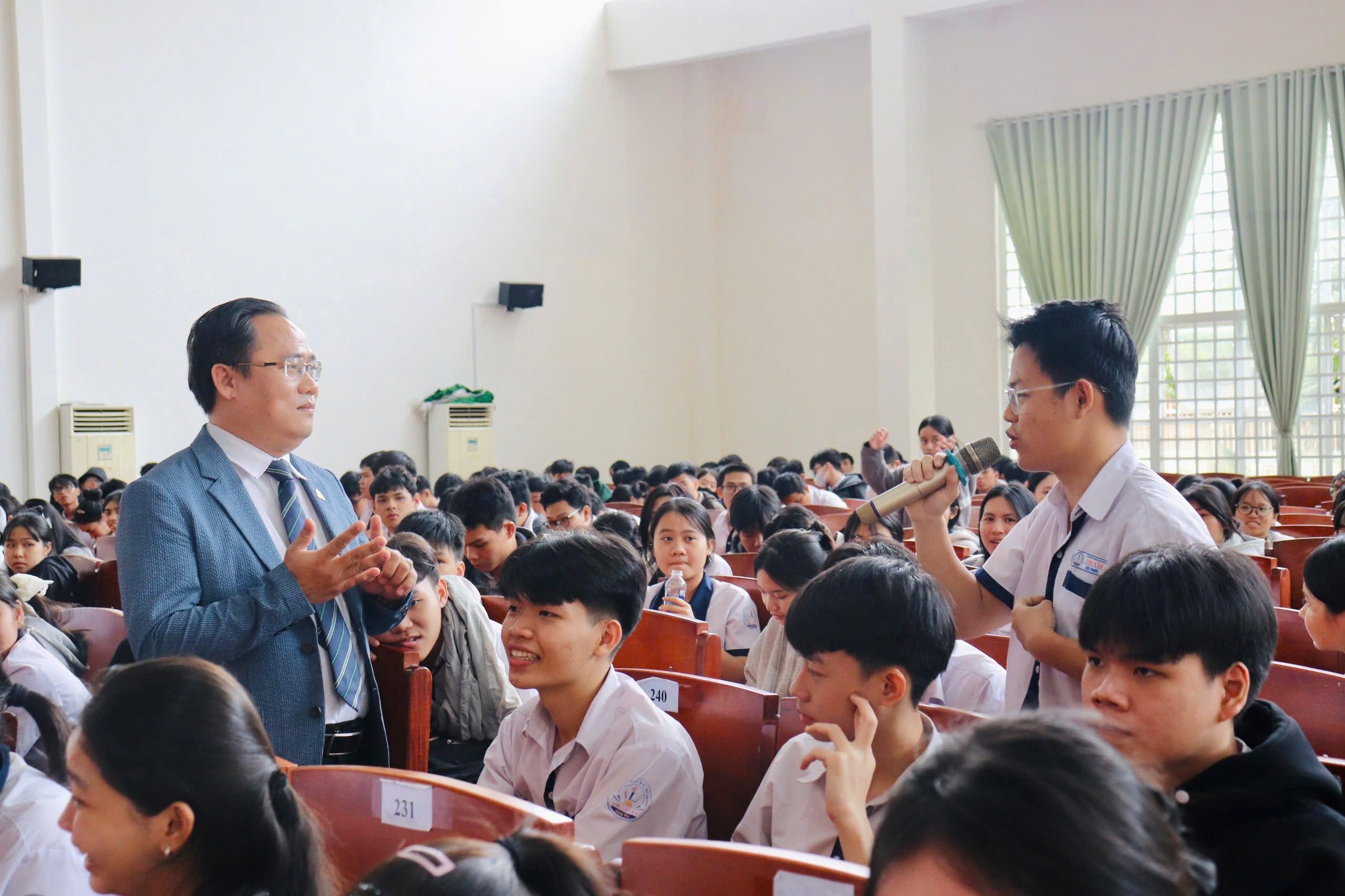 Hơn 500 học sinh THPT Chu Văn An tham gia hướng nghiệp cùng HSU