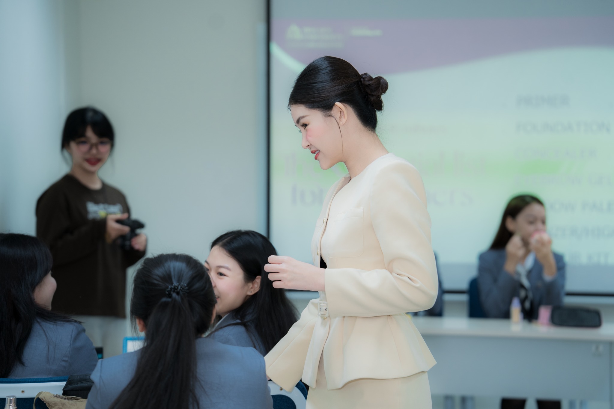 Hoa Sen ELITE chuẩn hóa diện mạo, kỹ năng và tác phong theo chuẩn quốc tế cho sinh viên