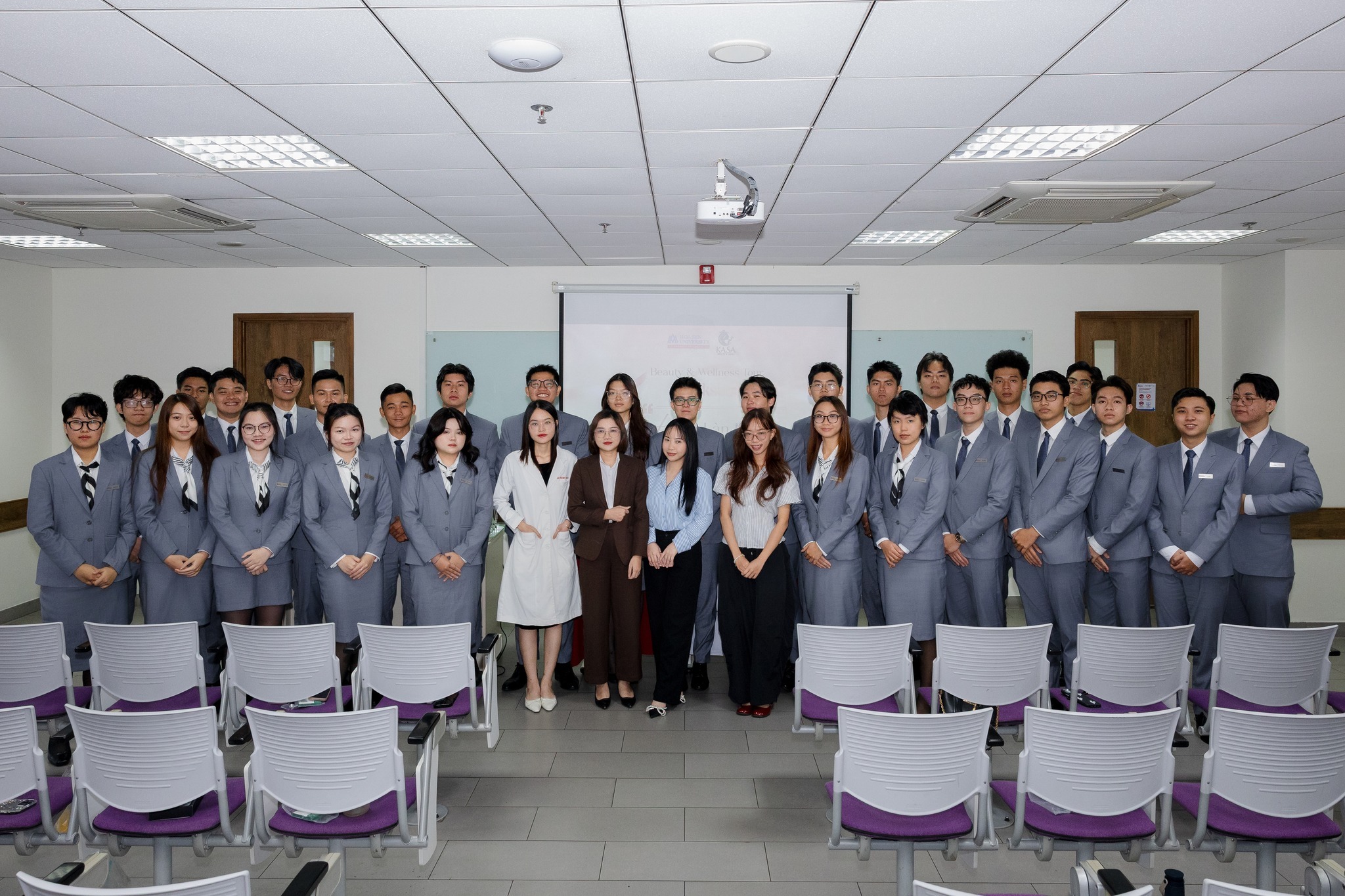 Sinh viên Hoa Sen Elite hoàn thiện diện mạo và phong thái khởi đầu của một chuyên gia