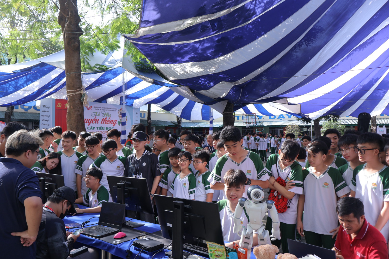 Lễ hội Truyền thống Trương Vĩnh Ký lần thứ 29 cùng HSU trải nghiệm công nghệ hiện đại