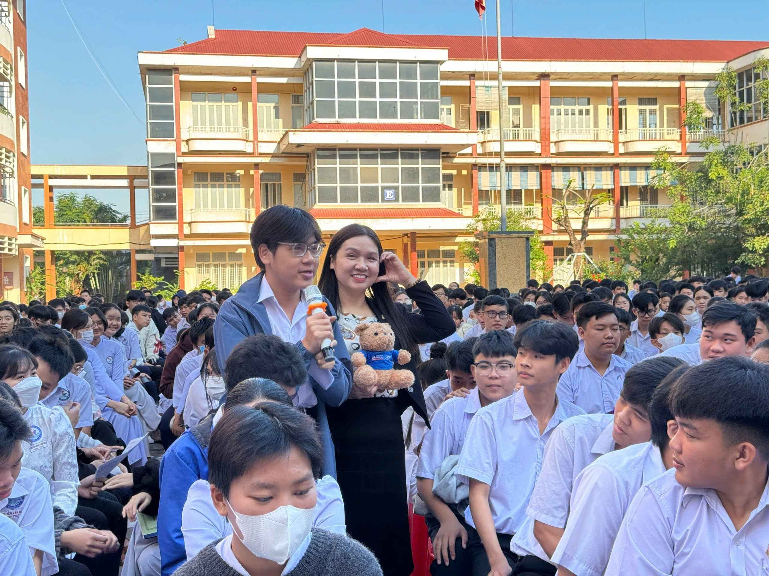 HSU trao 51 suất học bổng trị giá 3,5 tỷ đồng tại THPT Trần Hưng Đạo