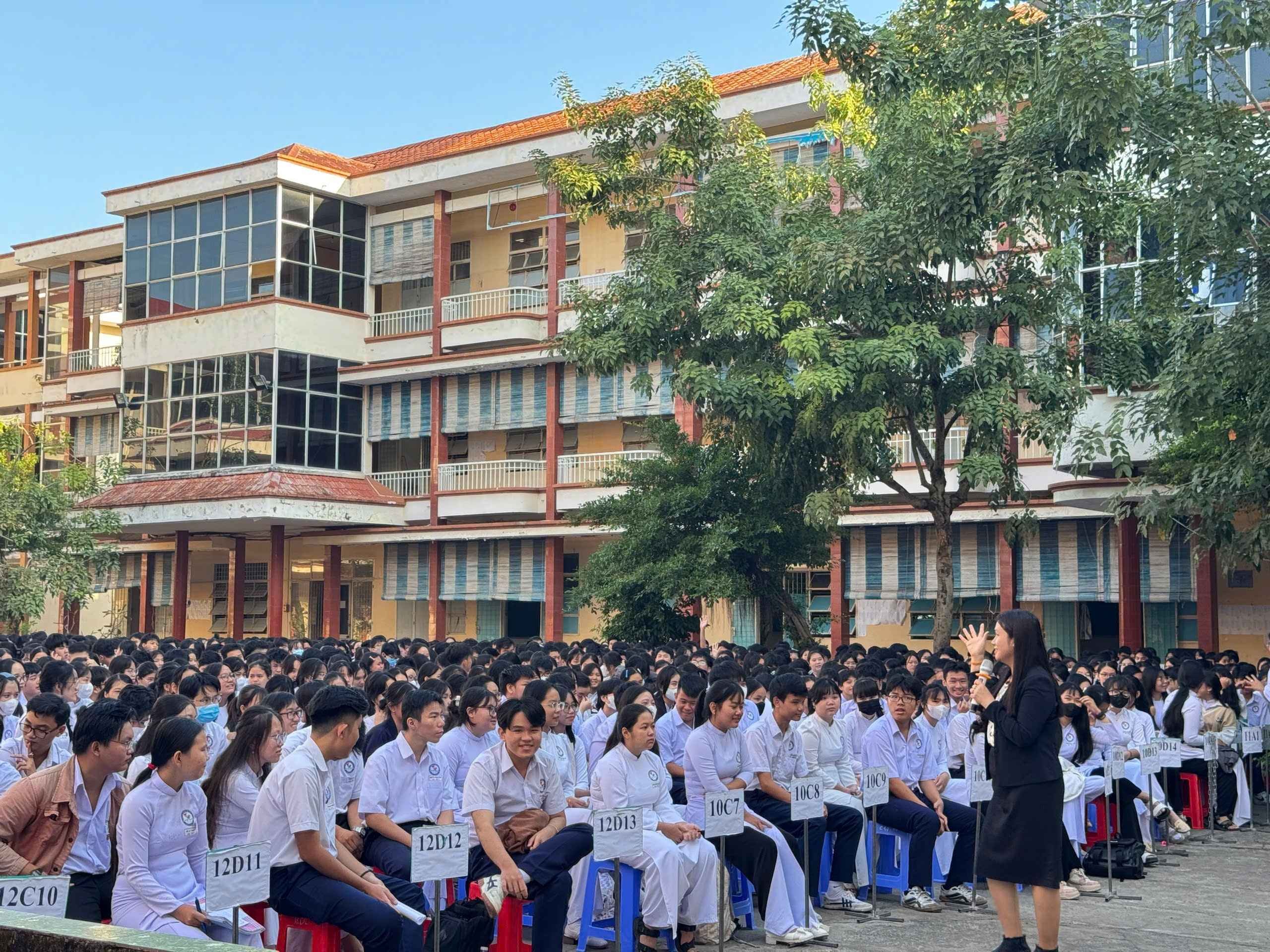 HSU trao 51 suất học bổng trị giá 3,5 tỷ đồng tại THPT Trần Hưng Đạo