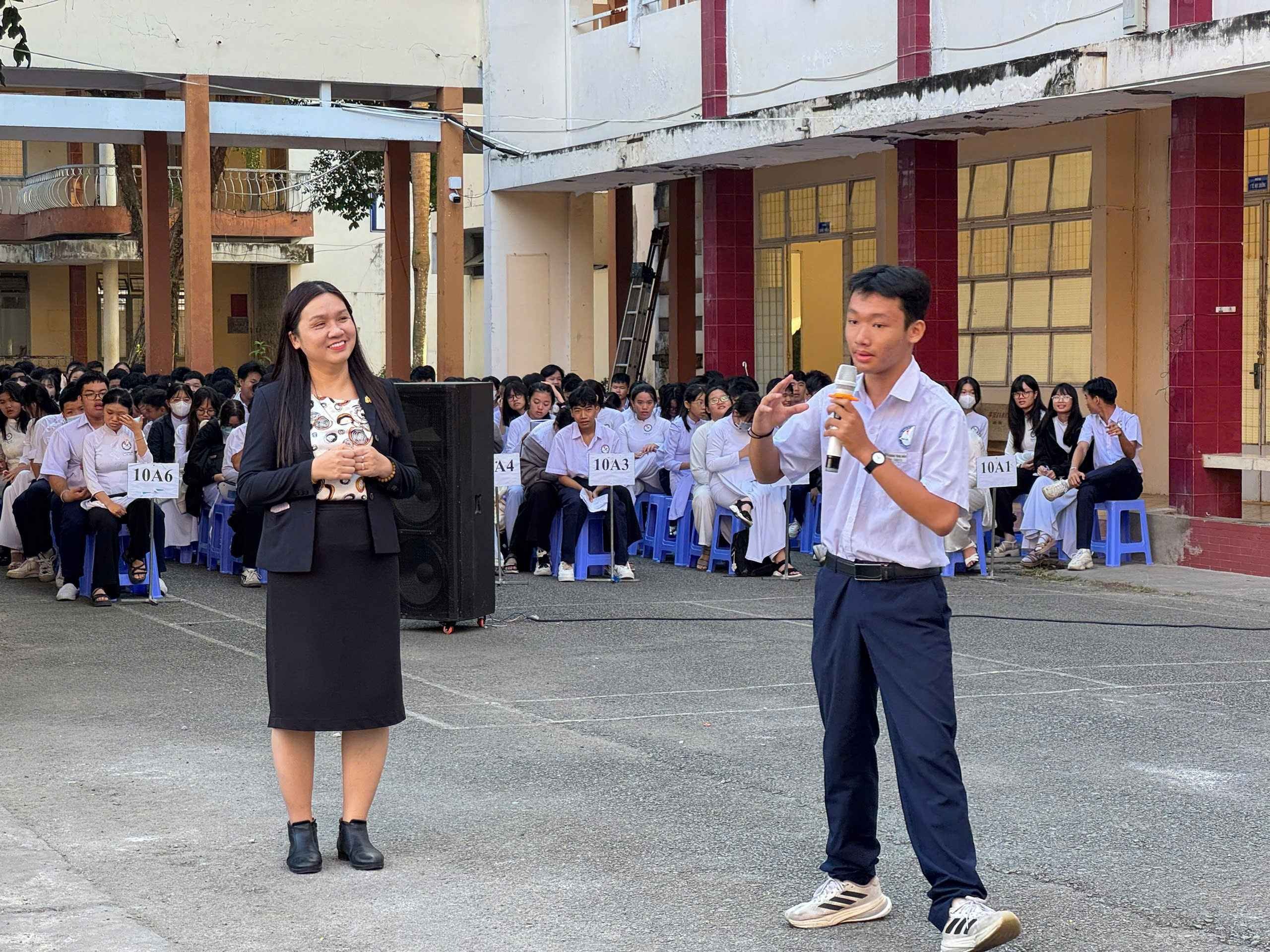 HSU trao 51 suất học bổng trị giá 3,5 tỷ đồng tại THPT Trần Hưng Đạo