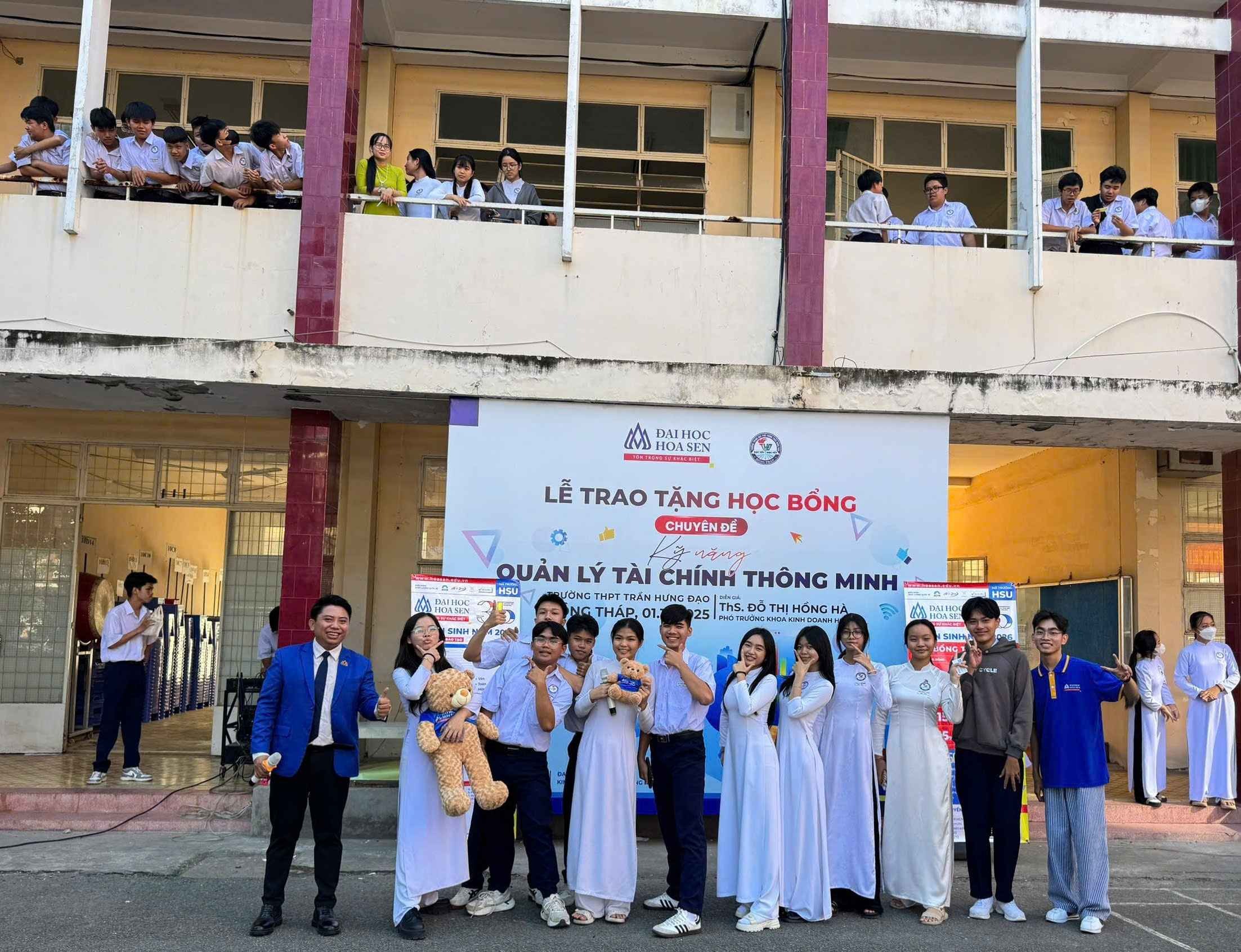 HSU trao 51 suất học bổng trị giá 3,5 tỷ đồng tại THPT Trần Hưng Đạo