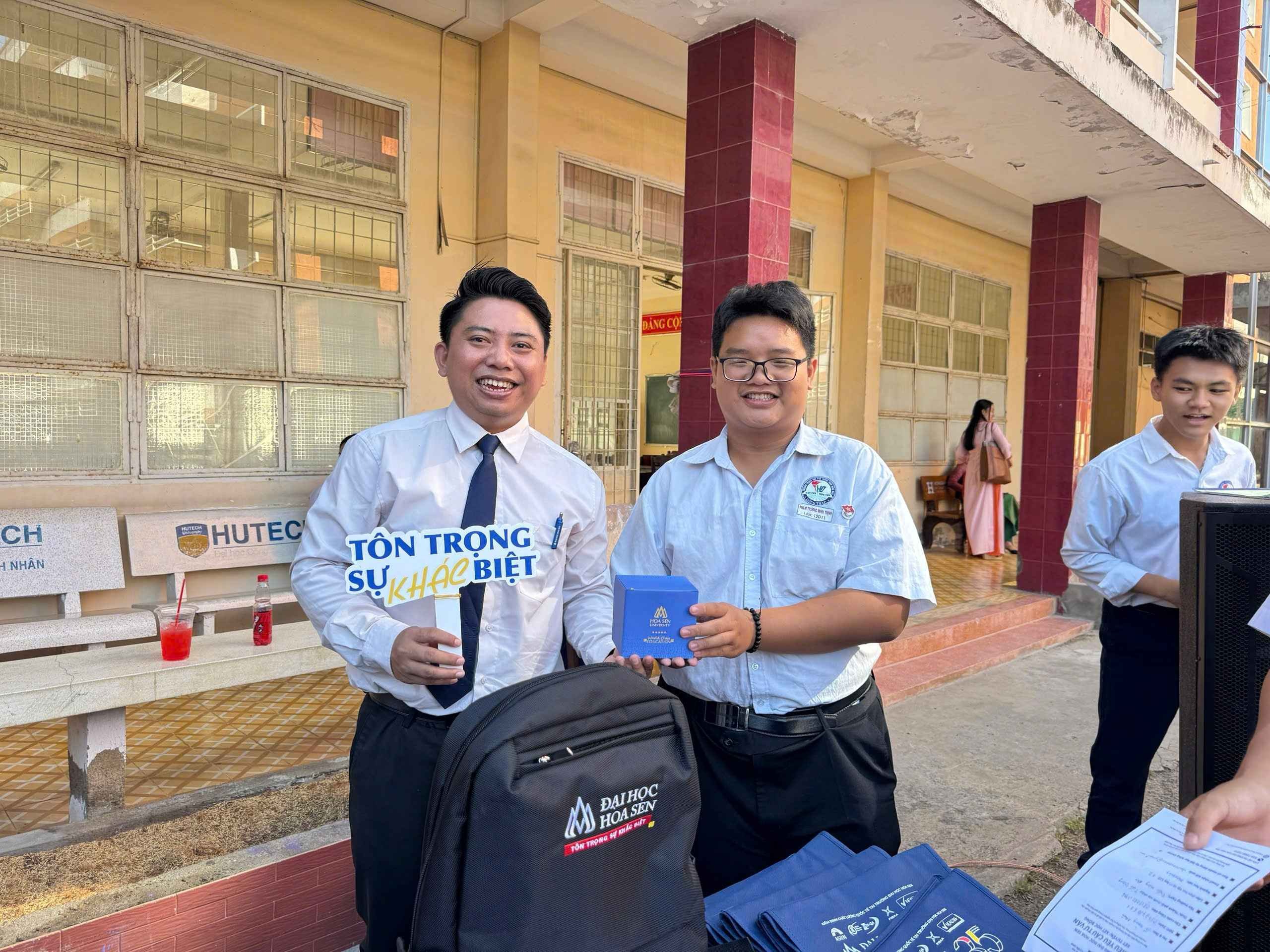 HSU trao 51 suất học bổng trị giá 3,5 tỷ đồng tại THPT Trần Hưng Đạo