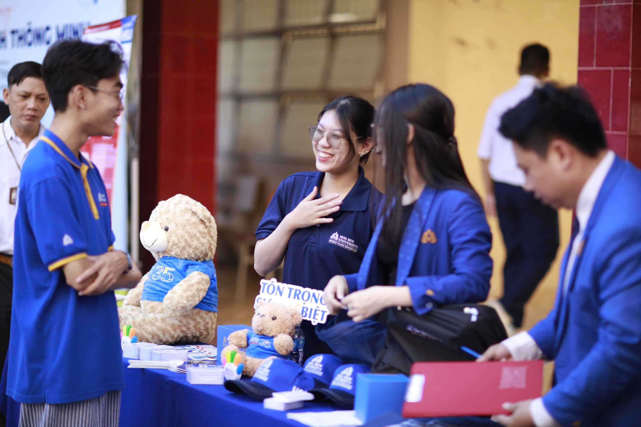 HSU trao 51 suất học bổng trị giá 3,5 tỷ đồng tại THPT Trần Hưng Đạo