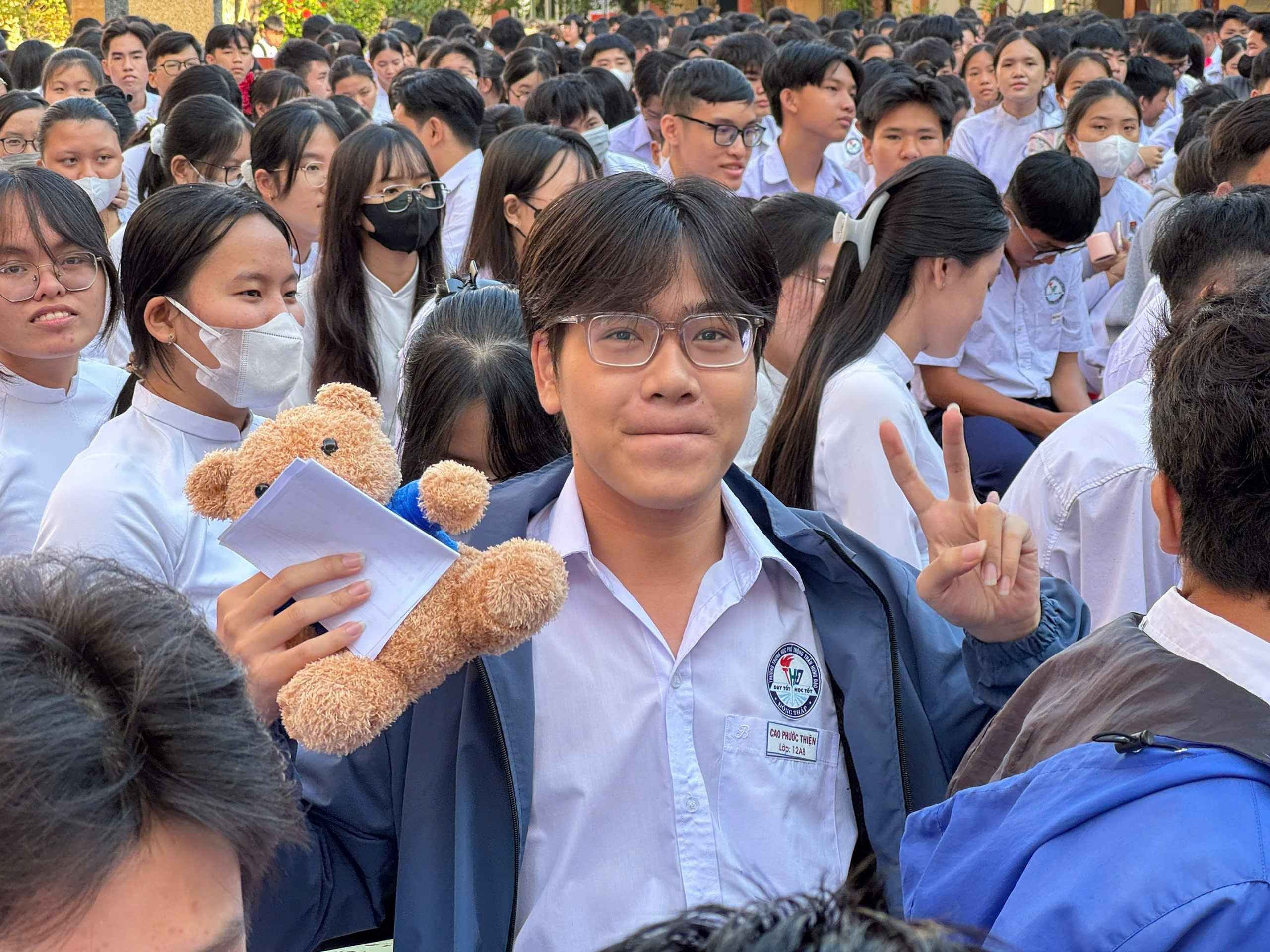 HSU trao 51 suất học bổng trị giá 3,5 tỷ đồng tại THPT Trần Hưng Đạo