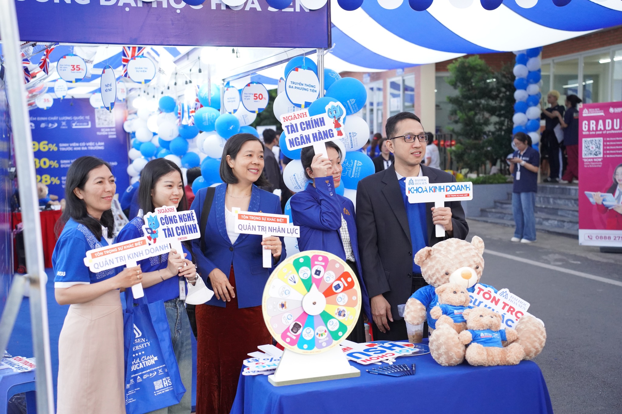 Gian hàng HSU bùng nổ trải nghiệm, tư vấn ngành nghề và xu hướng việc làm thời AI