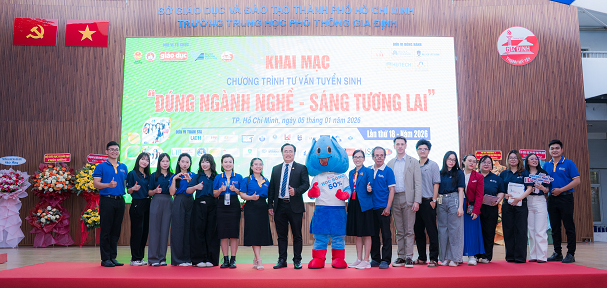 học sinh THPT Gia Định hào hứng nhận tư vấn