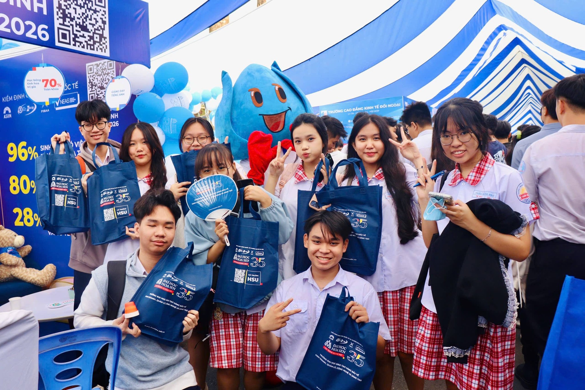 Gian hàng HSU bùng nổ trải nghiệm, tư vấn ngành nghề và xu hướng việc làm thời AI