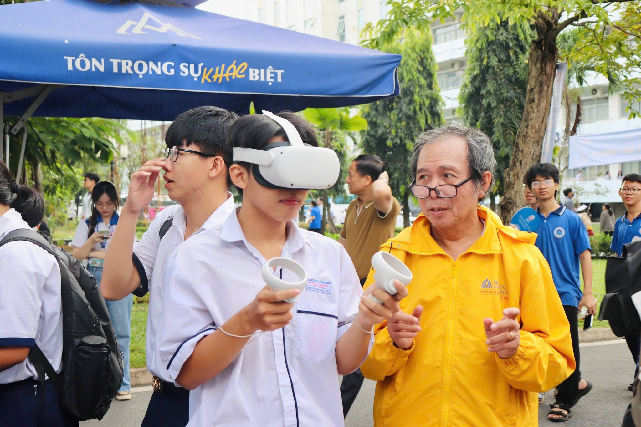 Gian hàng HSU bùng nổ trải nghiệm, tư vấn ngành nghề và xu hướng việc làm thời AI