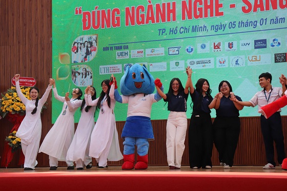 “Đúng ngành nghề – Sáng tương lai” 2.500+ học sinh THPT Gia Định hào hứng nhận tư vấn