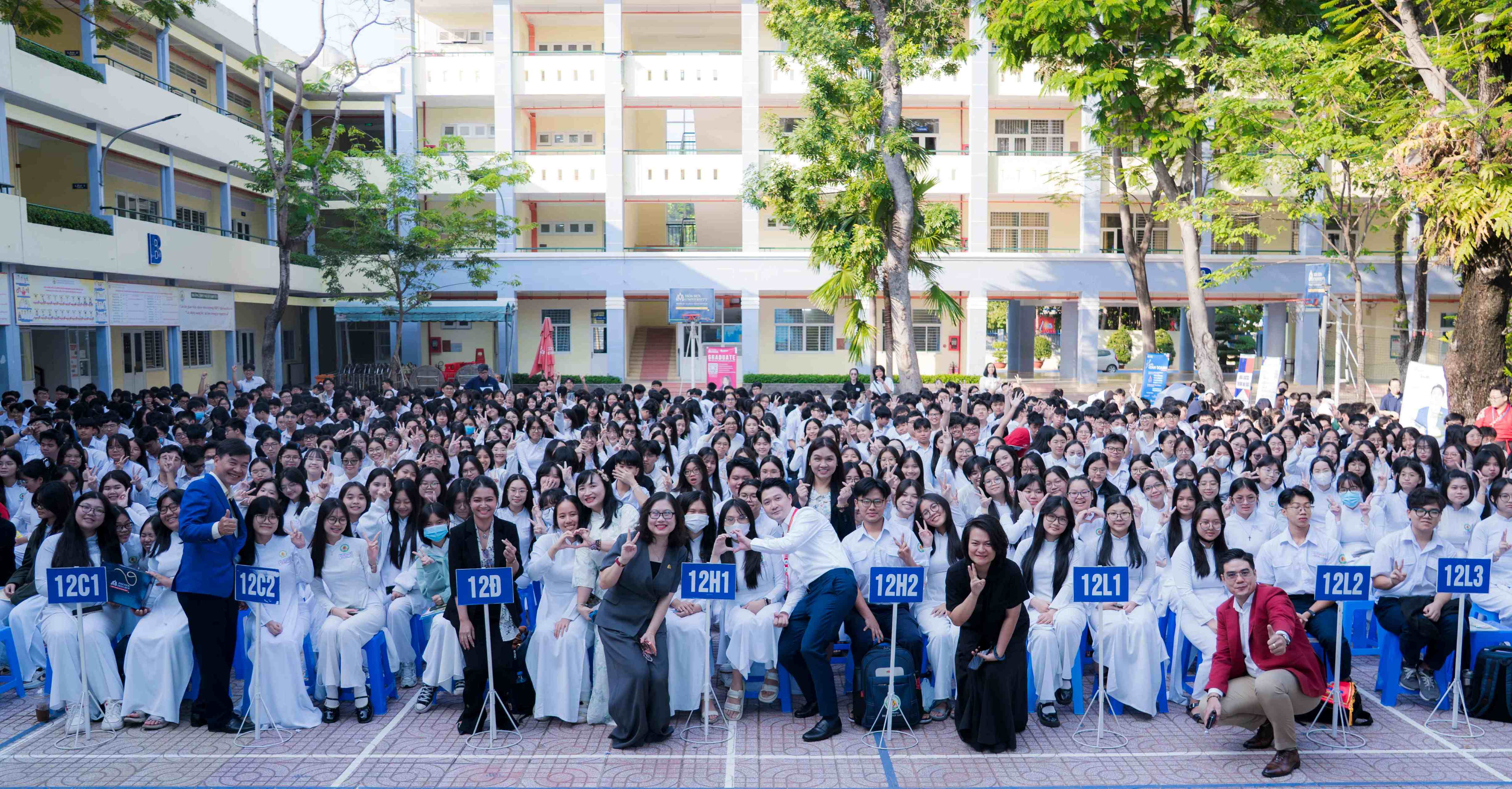 Học sinh THPT Nguyễn Khuyến học cách “Làm chủ túi tiền” và nhận ngay học bổng HSU