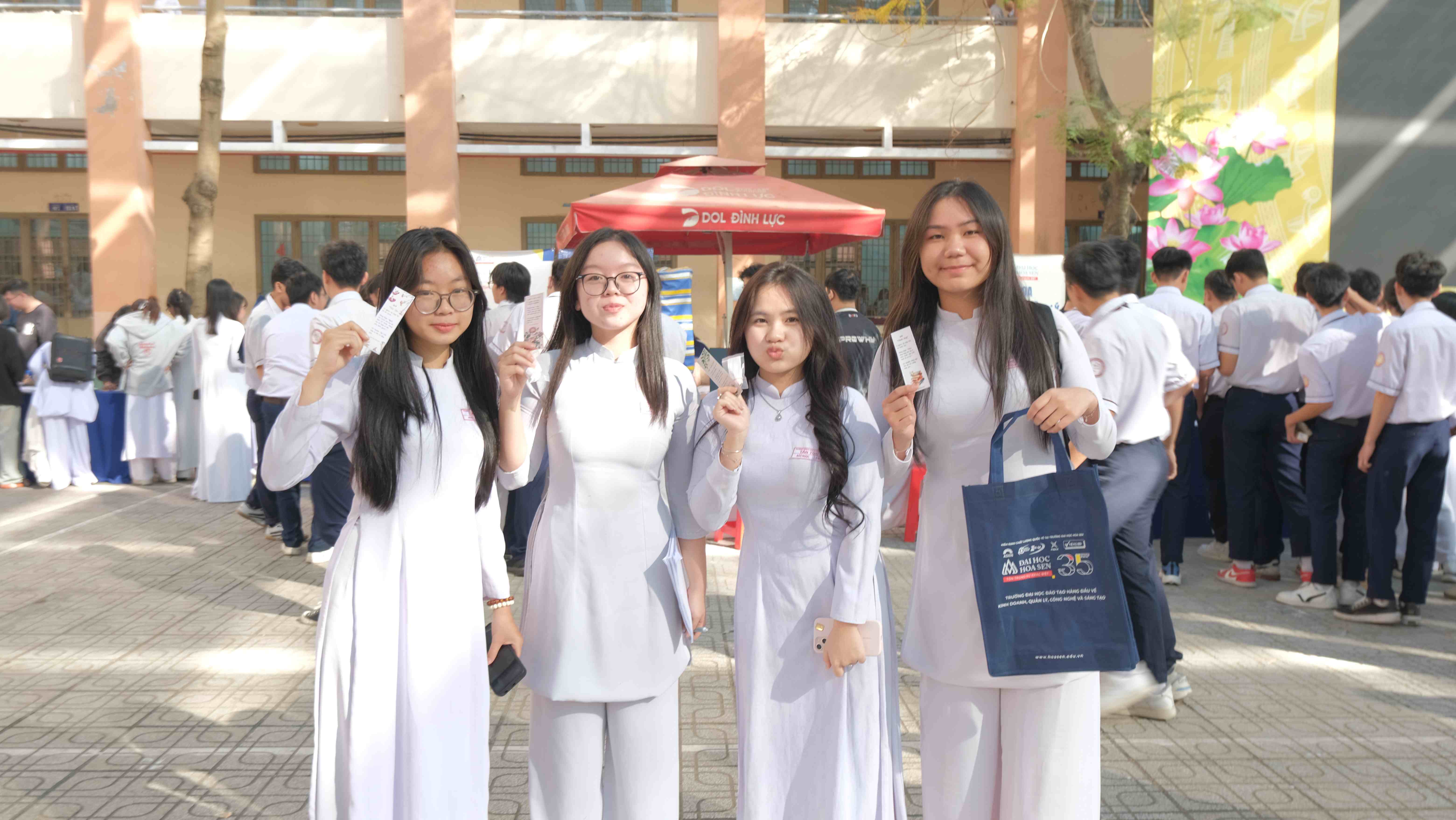 Học sinh THPT Tân Túc khám phá câu chuyện văn hóa Tết châu Á