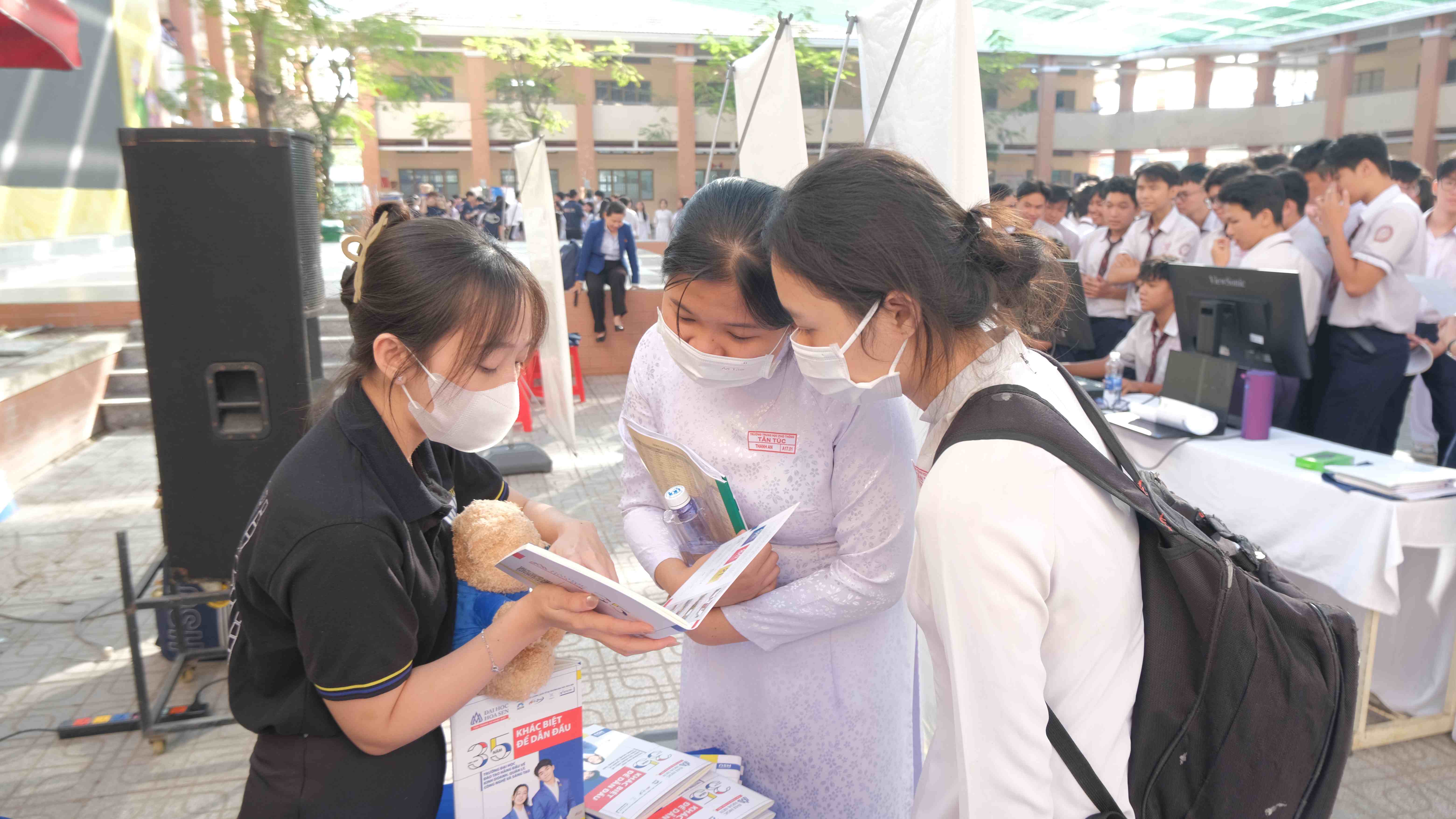 Học sinh THPT Tân Túc khám phá câu chuyện văn hóa Tết châu Á