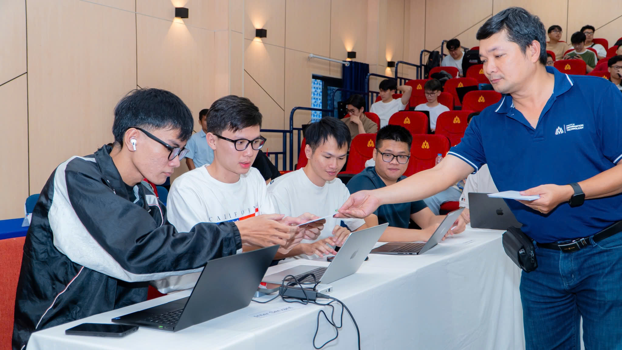 Ngành Doanh nghiệp số và ứng dụng AI học trường nào?