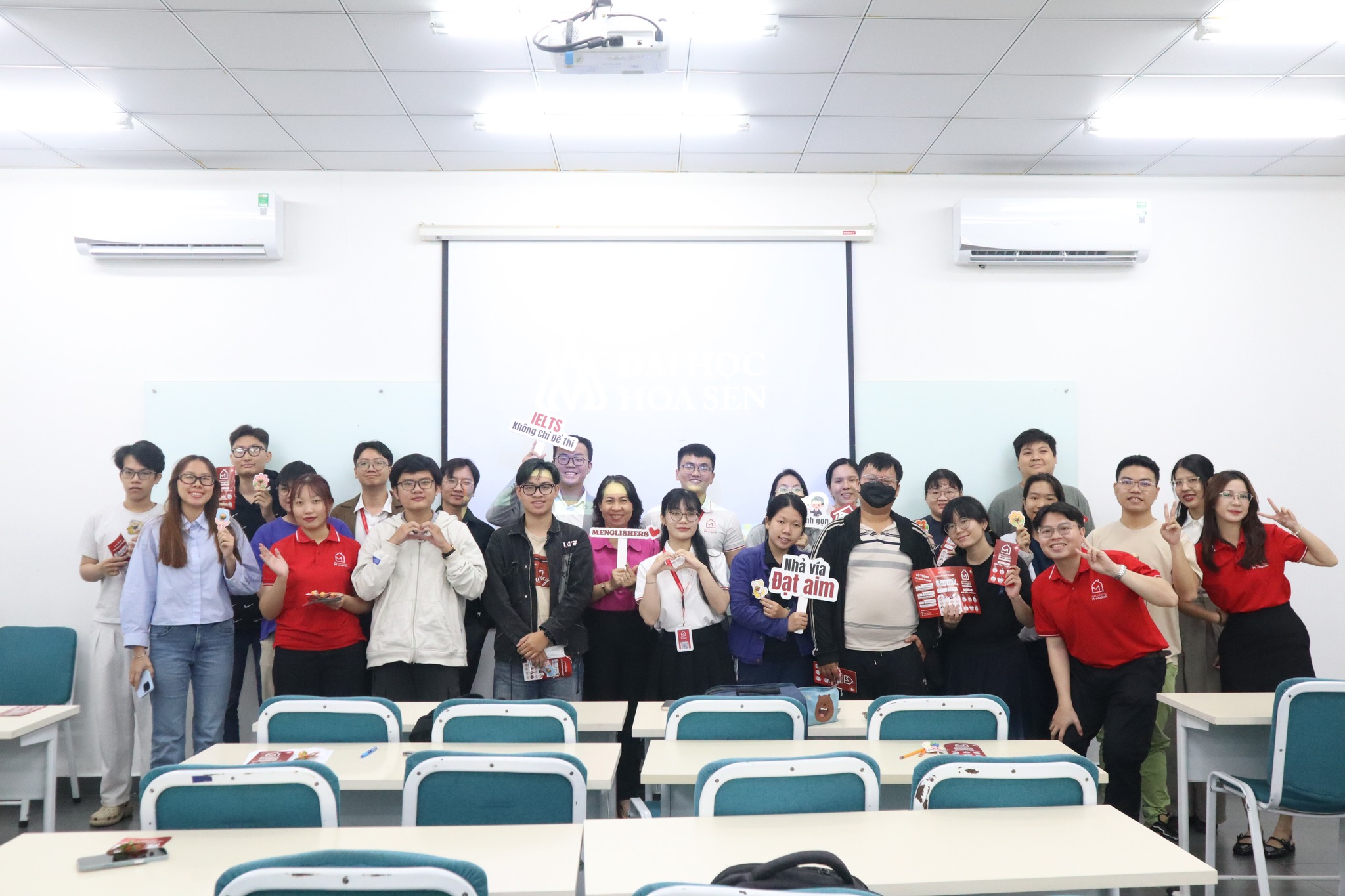 Ngành Tiếng Anh thương mại và Truyền thông doanh nghiệp học trường nào tốt?