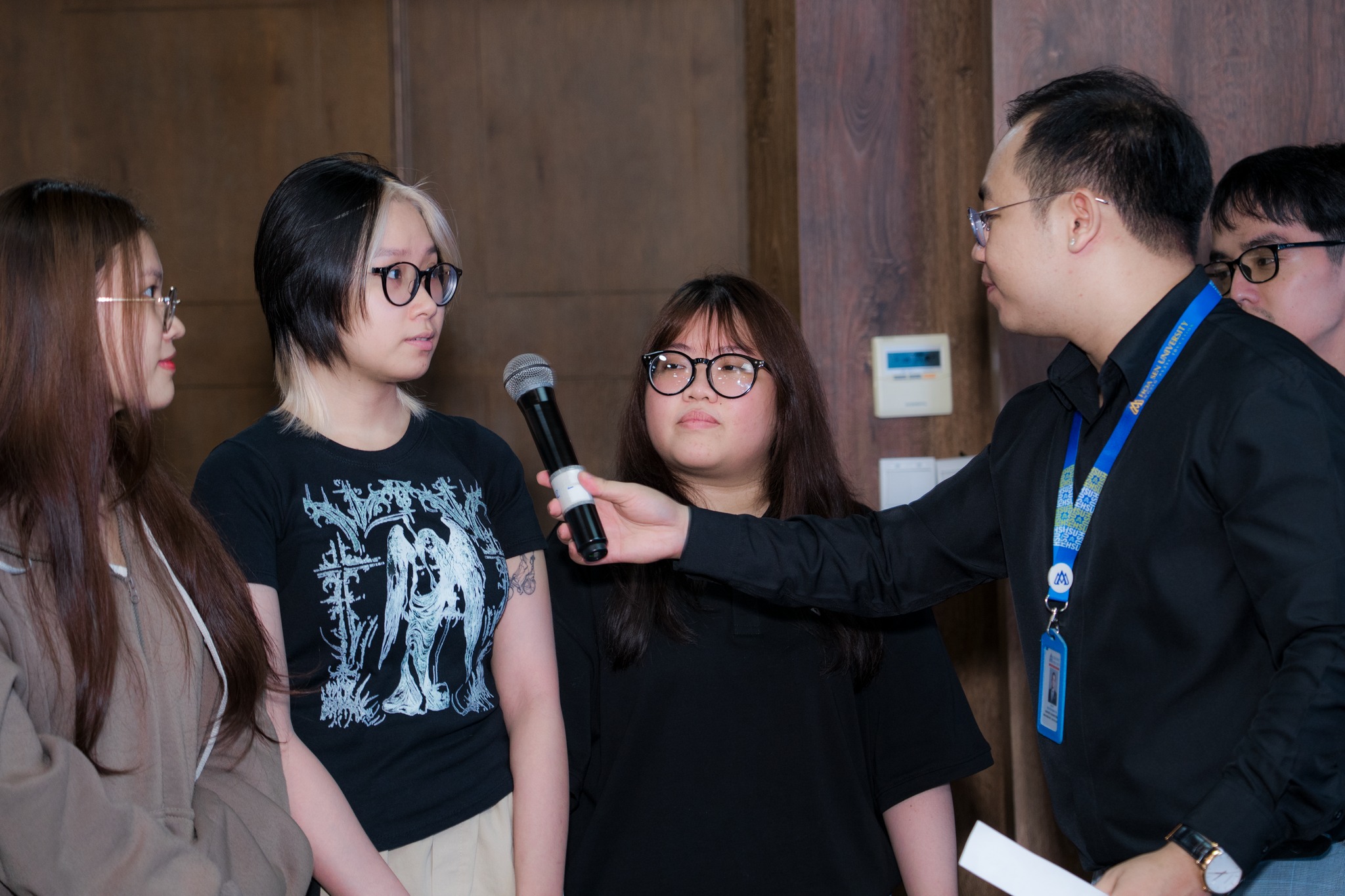 Nên học ngành Giảng dạy tiếng Anh hay Tiếng Anh thương mại và Truyền thông doanh nghiệp?