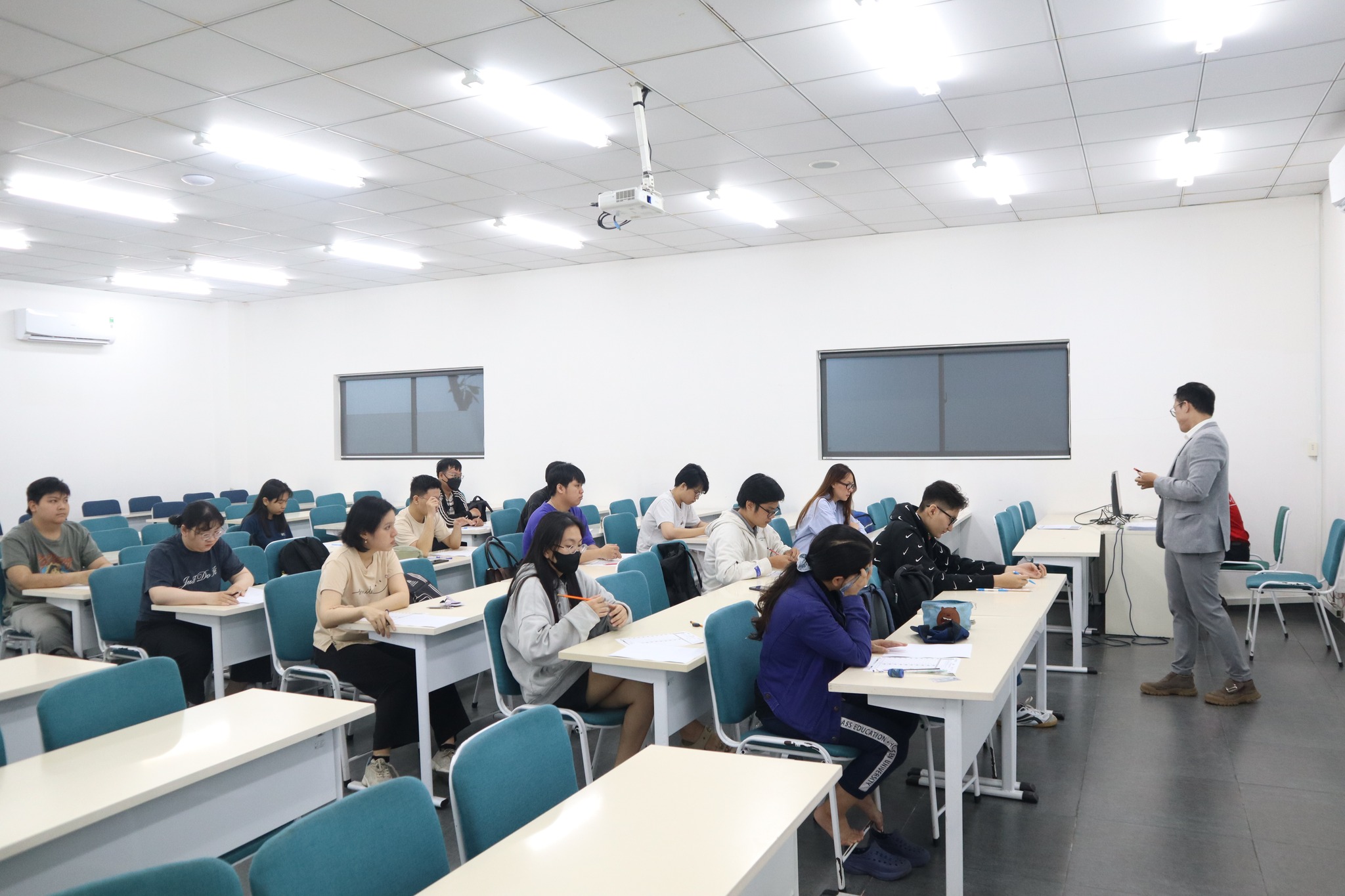 Tiếng Anh thương mại và Truyền thông doanh nghiệp: Học gì, lương bao nhiêu?