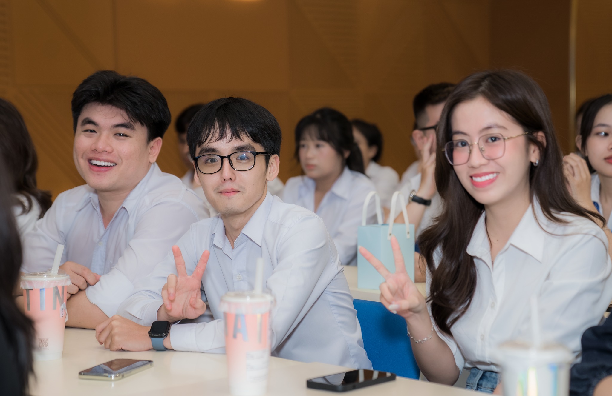 Tiếng Anh thương mại và Truyền thông doanh nghiệp: Học gì, lương bao nhiêu?