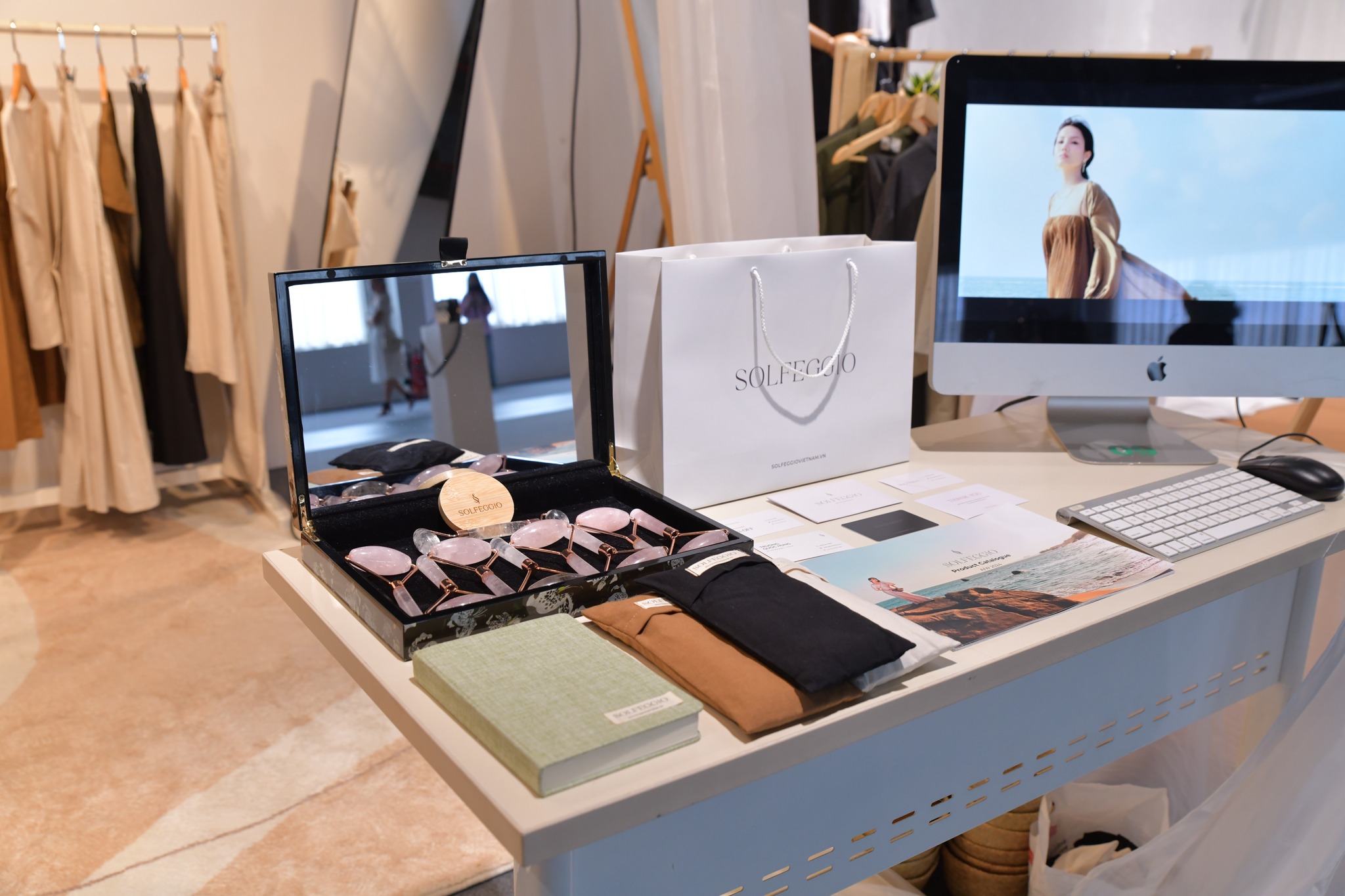 Học Kinh doanh thời trang có thể tự mở brand không? Gen Z đang làm gì