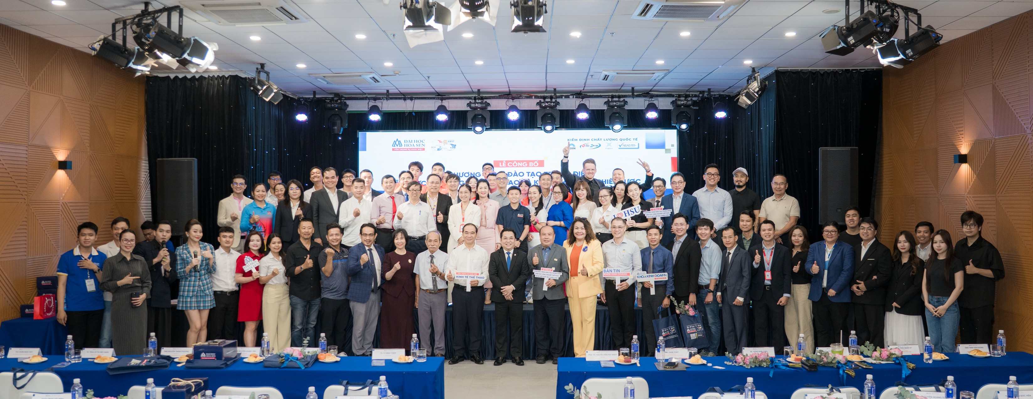 ĐH Hoa Sen trao học bổng cho sinh viên, mở rộng đào tạo Kinh tế thể thao