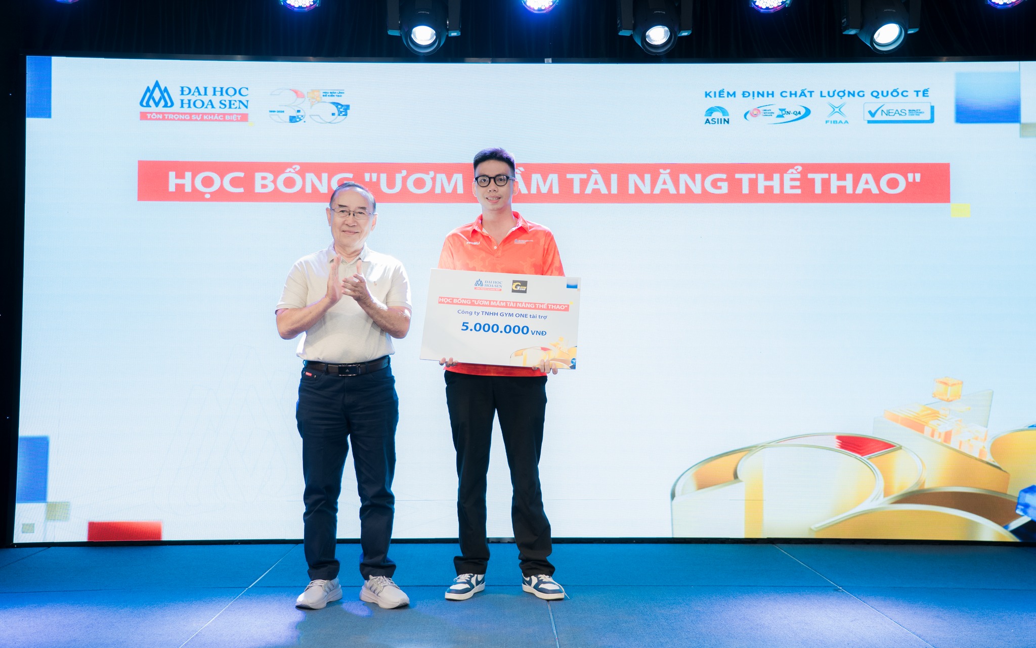 ĐH Hoa Sen trao học bổng cho sinh viên, mở rộng đào tạo Kinh tế thể thao