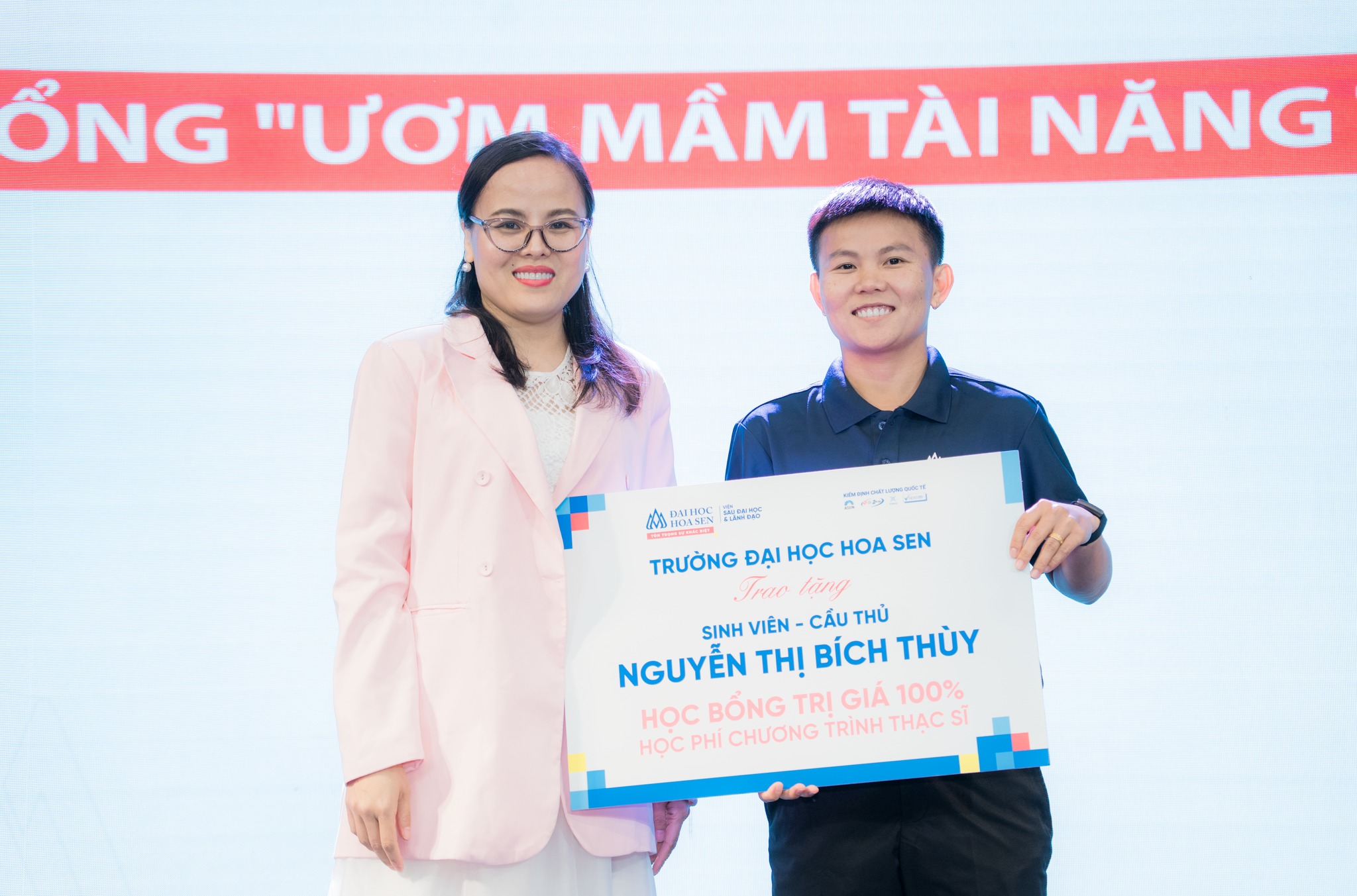 ĐH Hoa Sen trao học bổng cho sinh viên, mở rộng đào tạo Kinh tế thể thao
