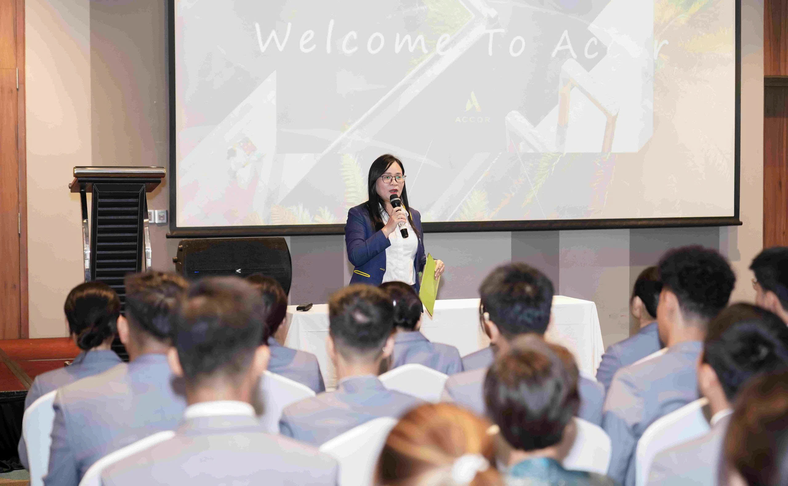 Tân sinh viên Khoa Du lịch - Nhà hàng - Khách sạn khởi đầu tại Vũng Tàu