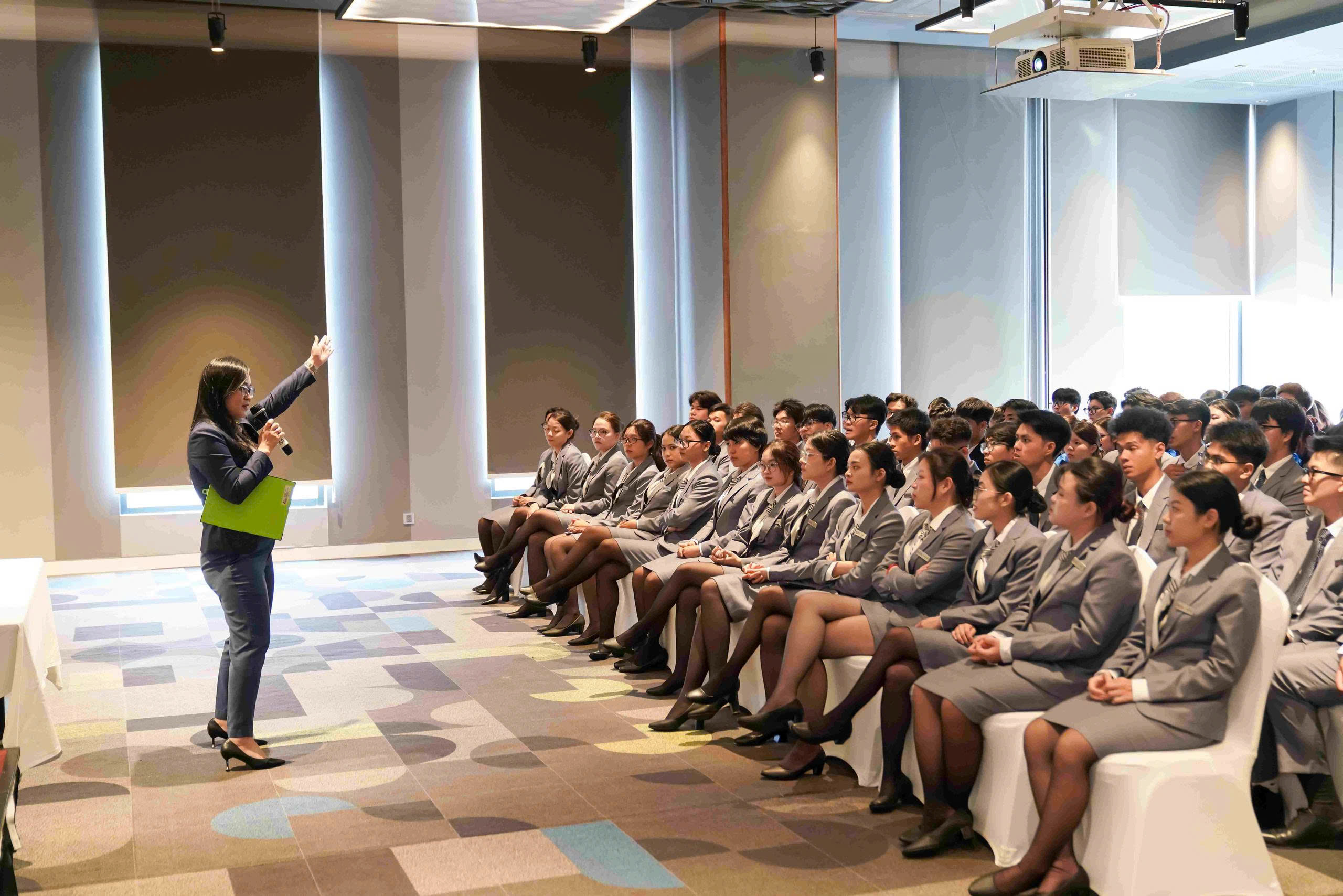 Tân sinh viên Khoa Du lịch - Nhà hàng - Khách sạn khởi đầu tại Vũng Tàu