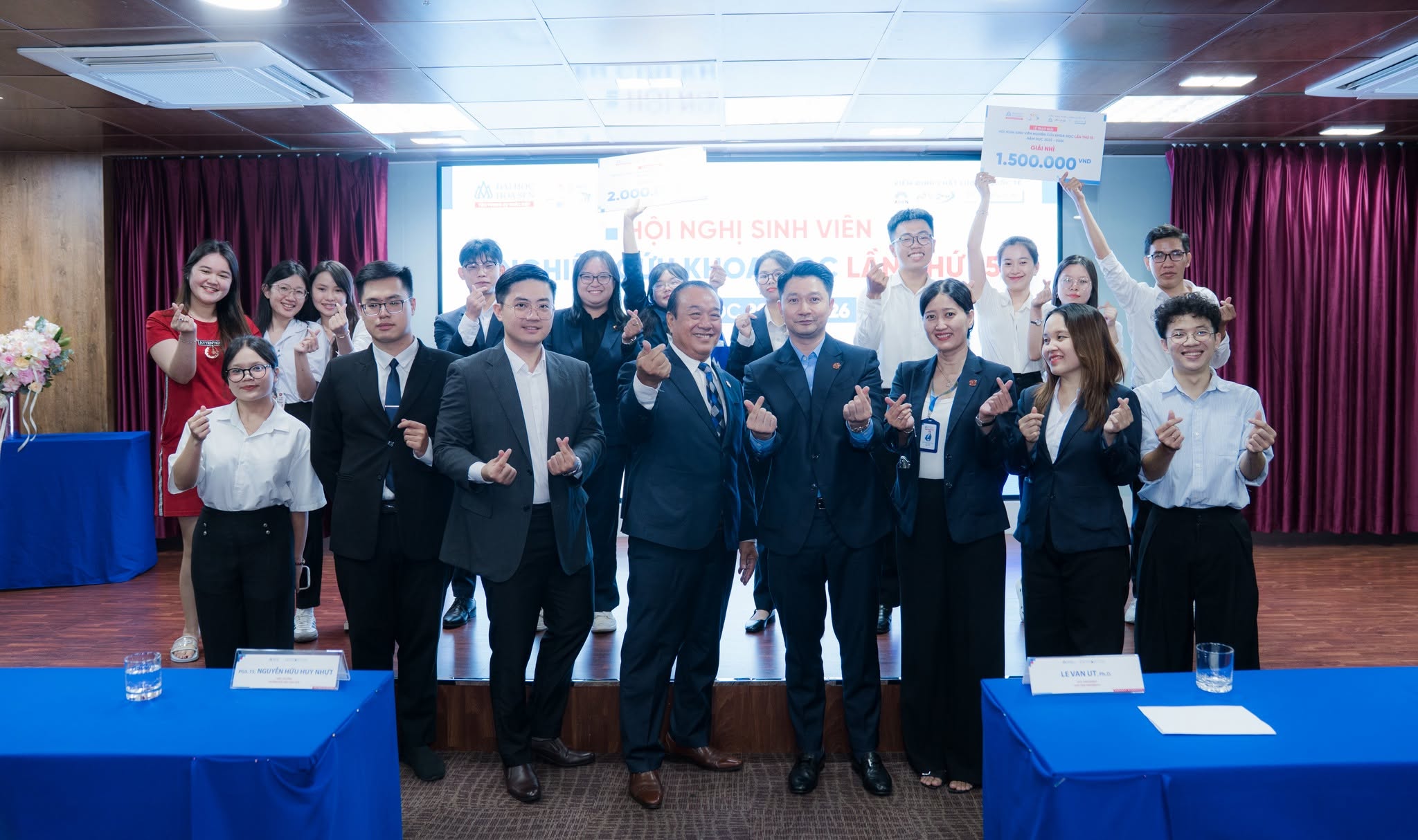 Mức lương ngành Luật Kinh tế mới nhất 2026: Ra trường kiếm được bao nhiêu tiền?