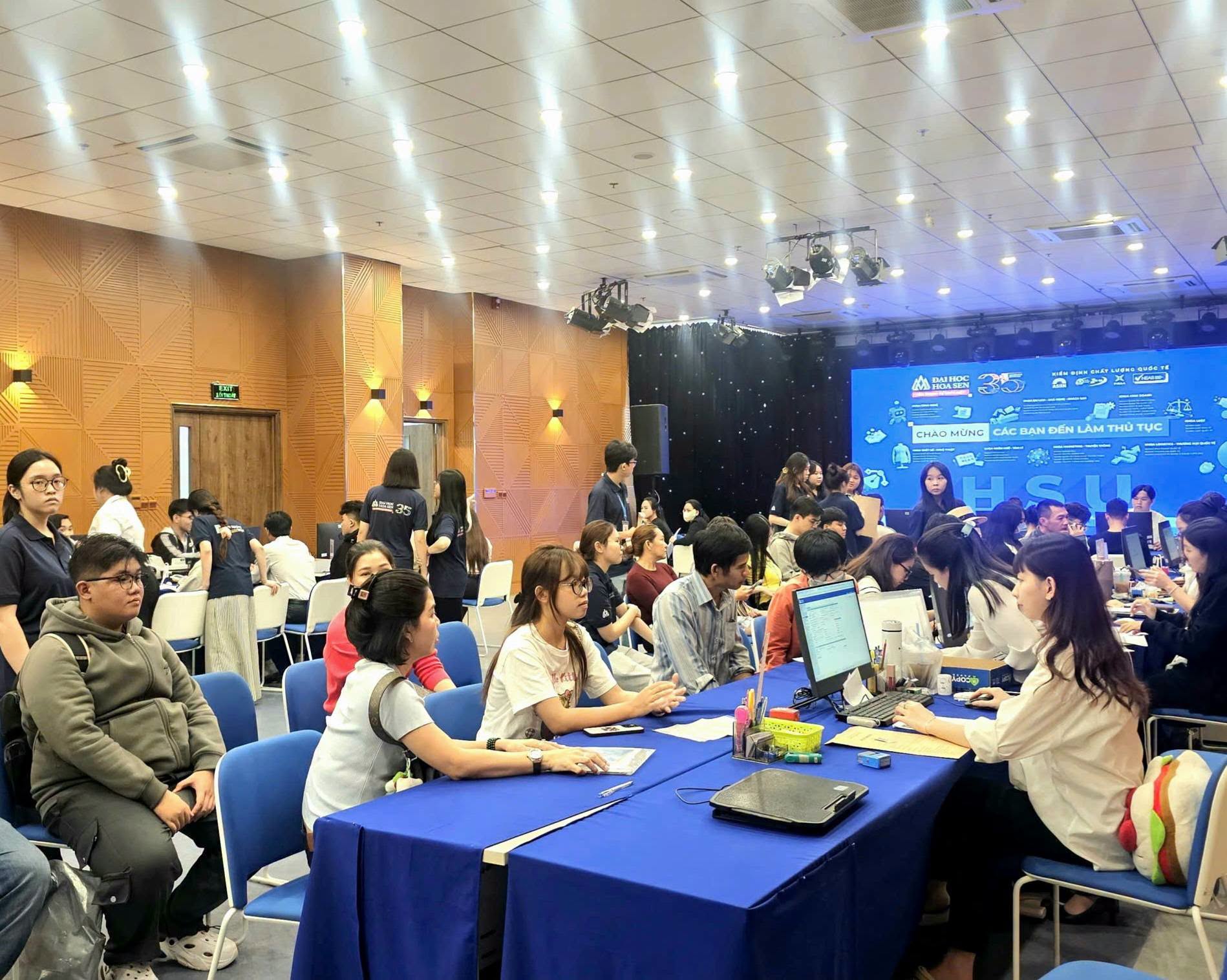 Đại học Hoa Sen 'tăng nhiệt' từng giờ: Tân sinh viên K26 háo hức hoàn tất thủ tục nhập học