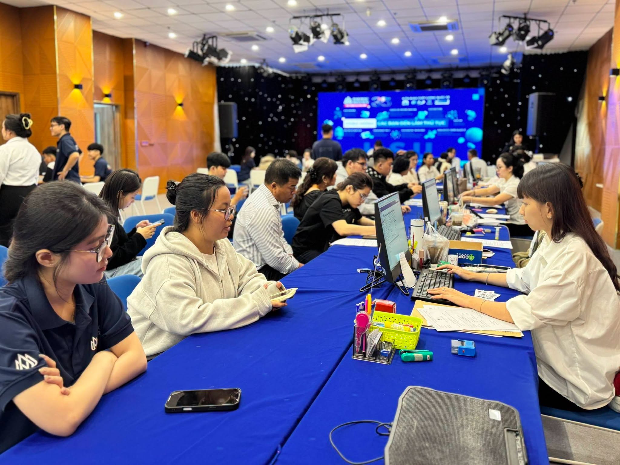 Đại học Hoa Sen 'tăng nhiệt' từng giờ: Tân sinh viên K26 háo hức hoàn tất thủ tục nhập học